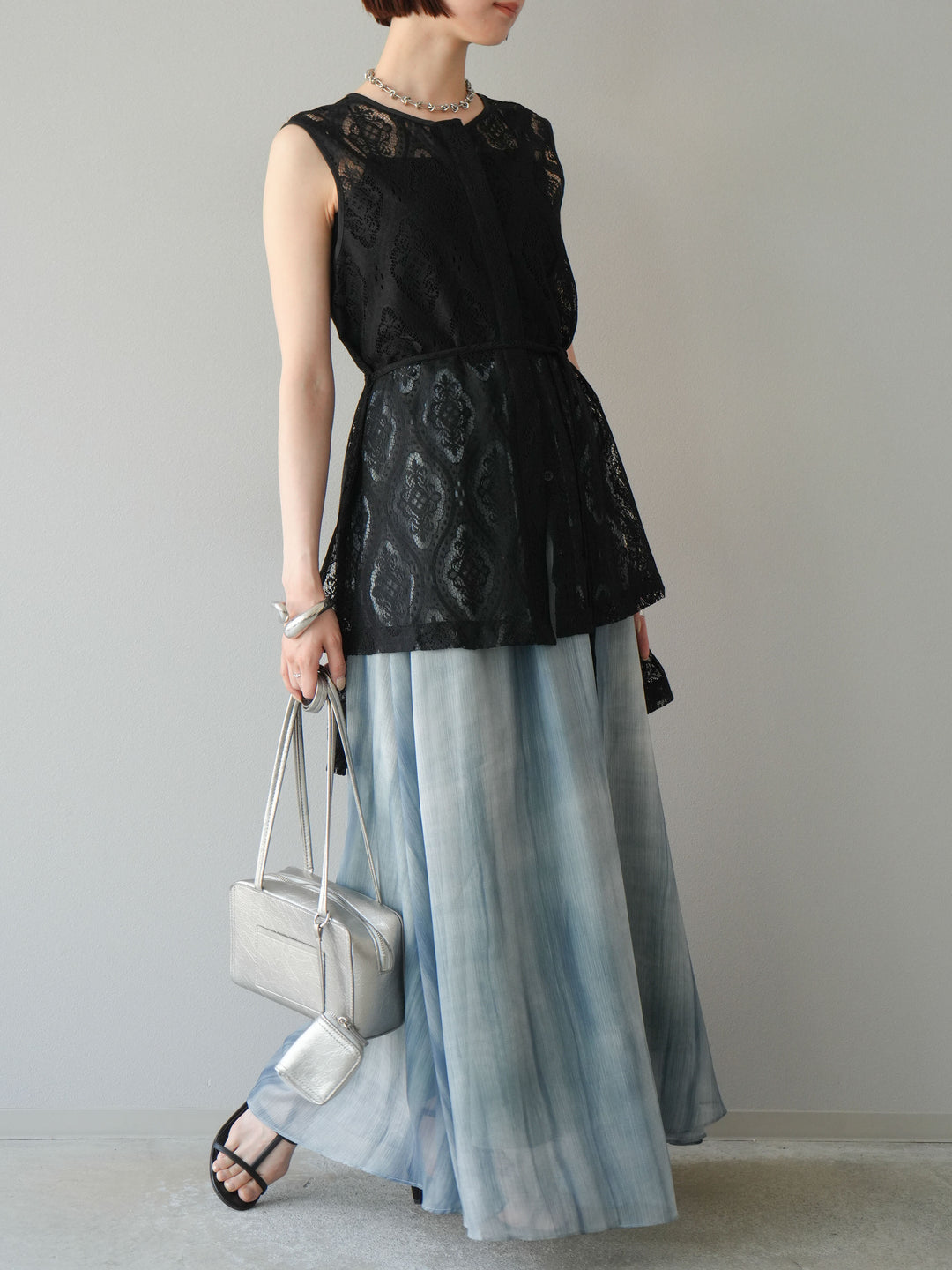 [SET] 緞面滾邊蕾絲無袖上衣 + nuance 透視喇叭裙 (2 套)