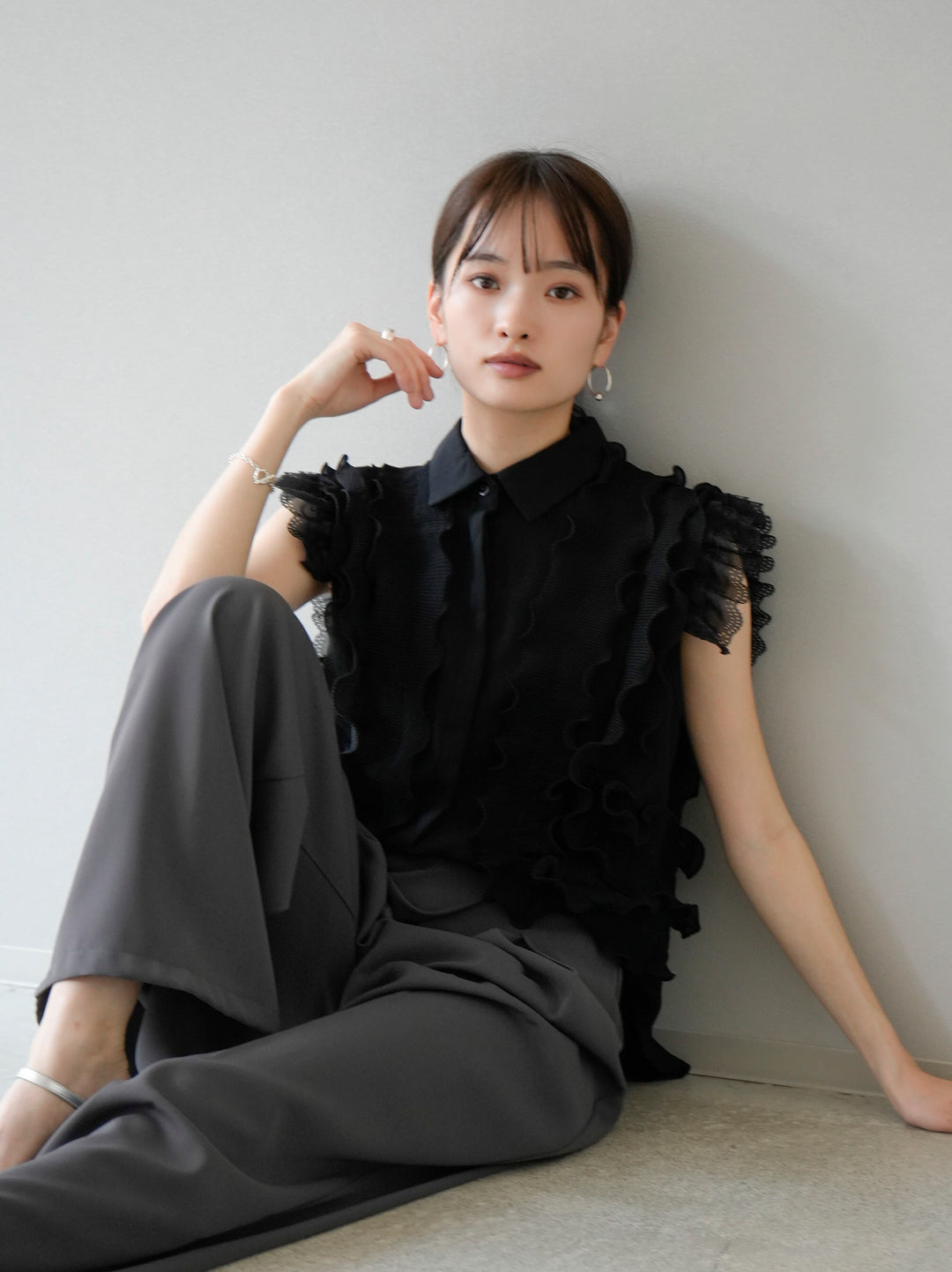[SET] Mixed material pleated mellow frill design blouse + wrap wide pants (2set)