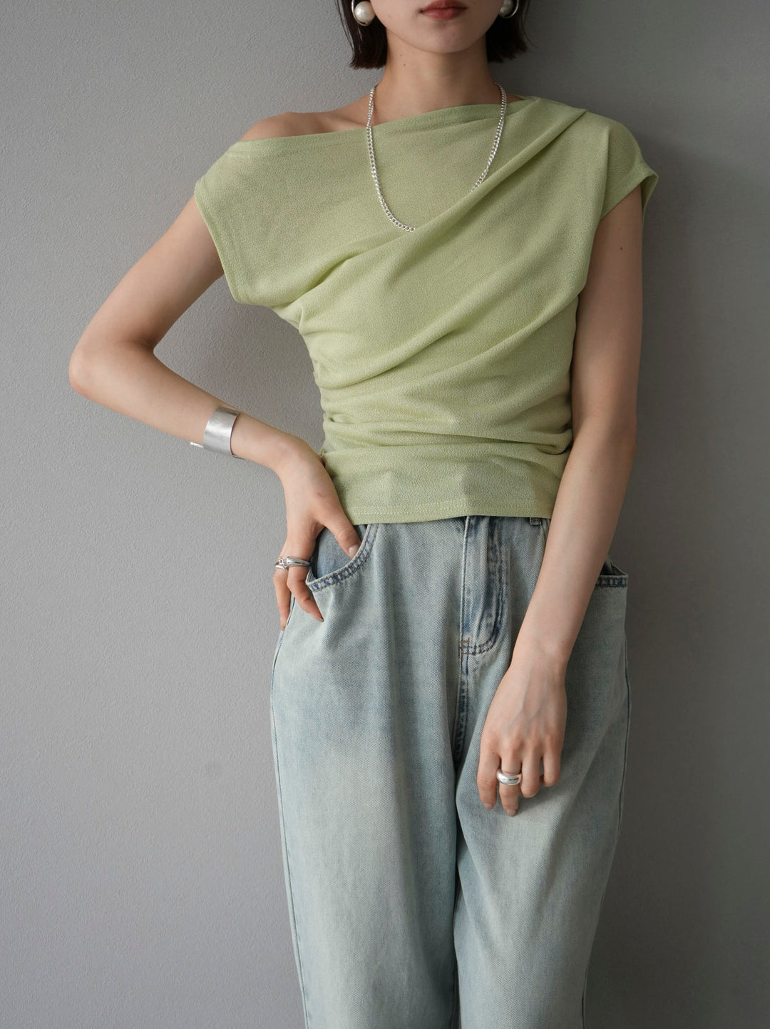 [Pre-order] Asymmetrical tuck sleeveless knit/green