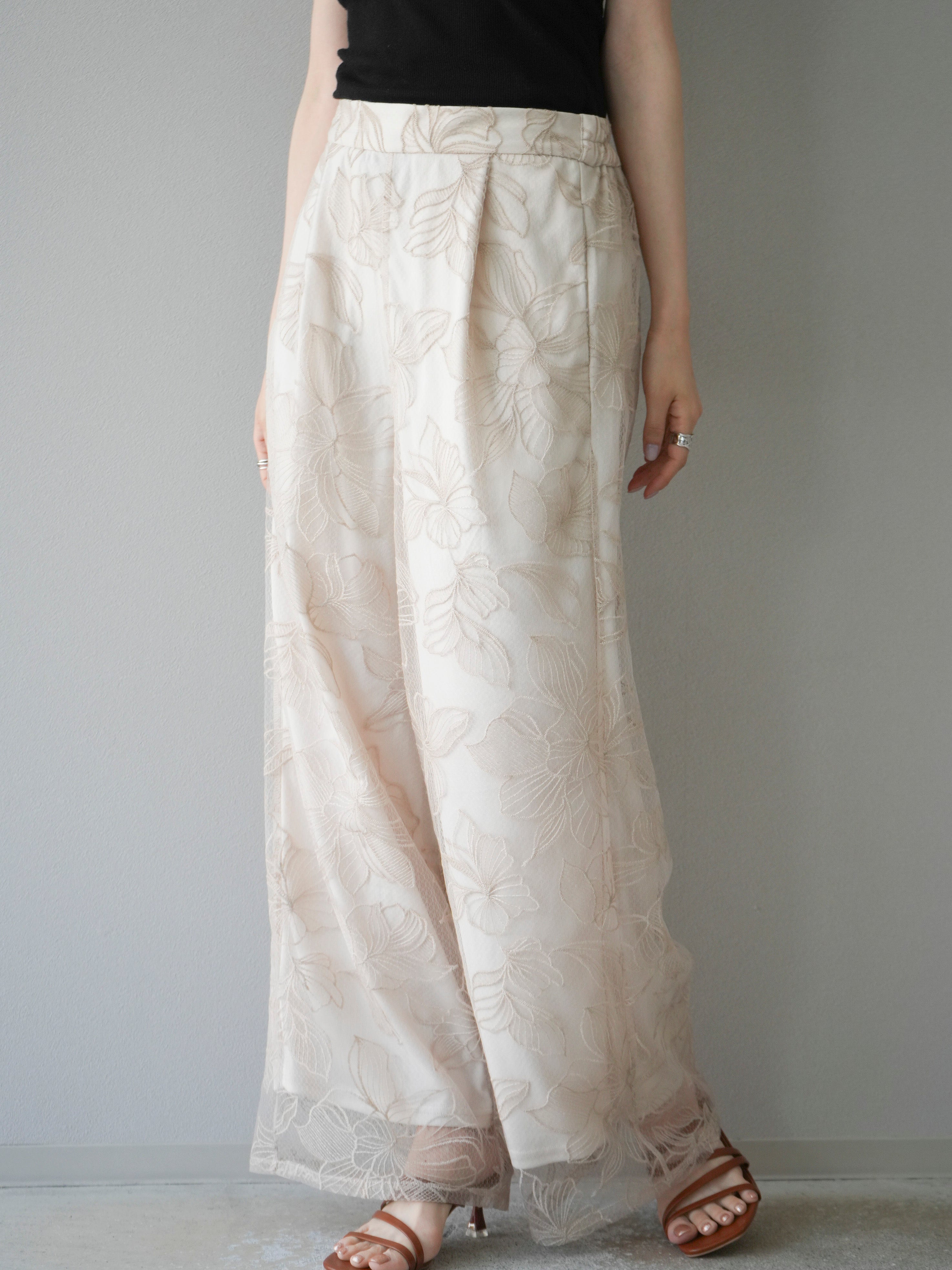 予約]チュールフラワー刺繍ワイドパンツ/エクリュ – Lumier