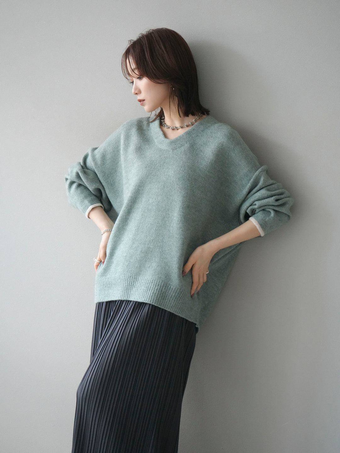 [SET]Vネック配色スリーブニットプルオーバー+選べるアクセセット(2set)