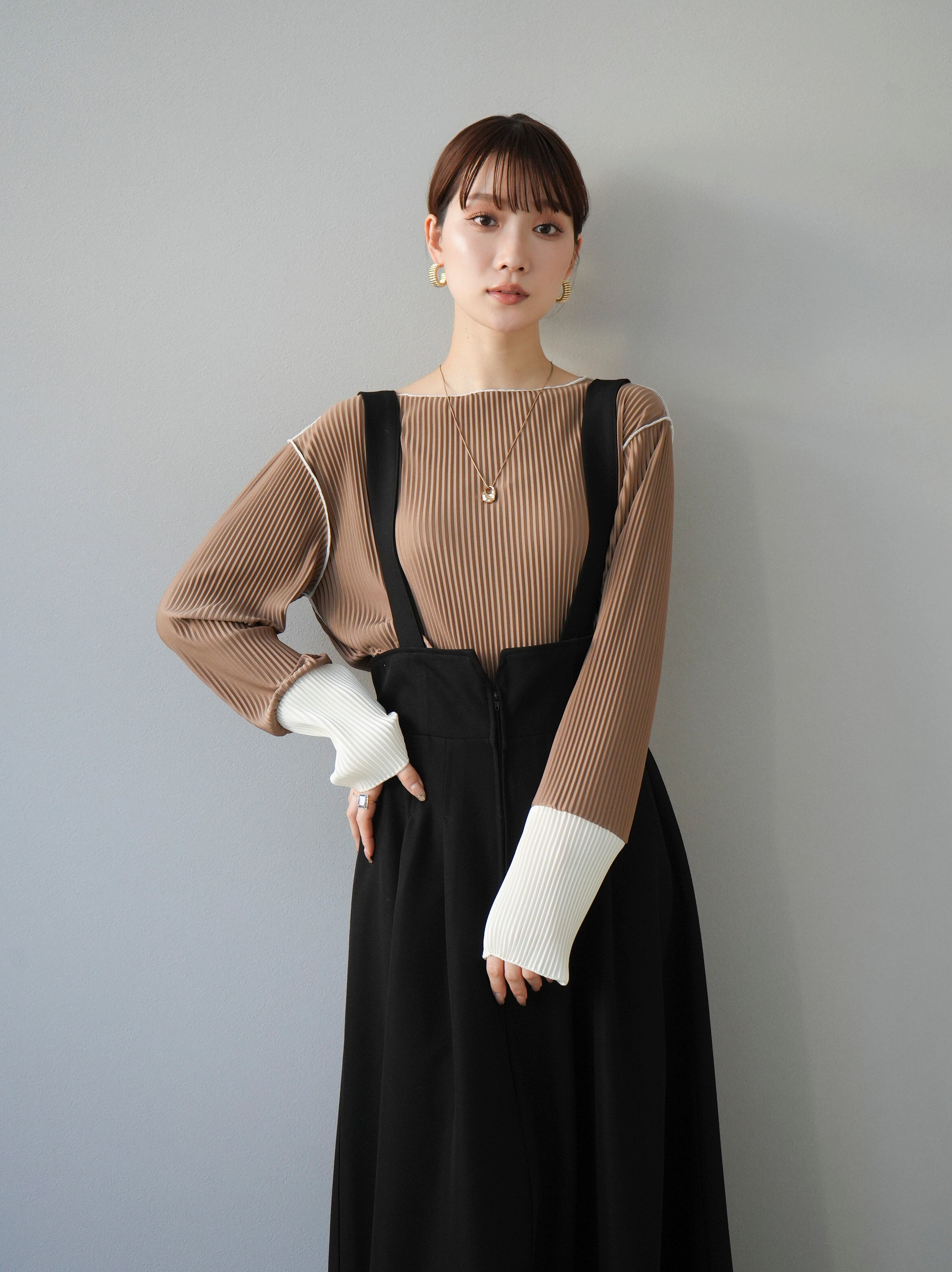 予約]配色プリーツボートネックトップス/ブラウン×アイボリー – Lumier