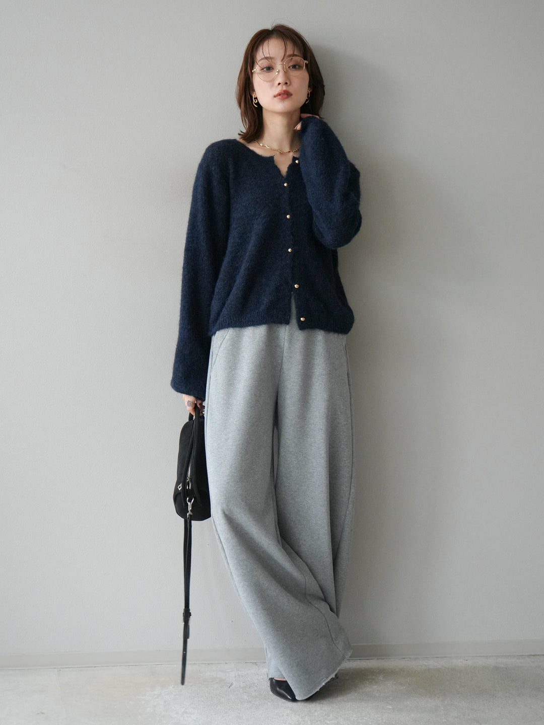 [SET]ゴールドボタンニットカーディガン+アウトシームカットオフスエットパンツ(2set)
