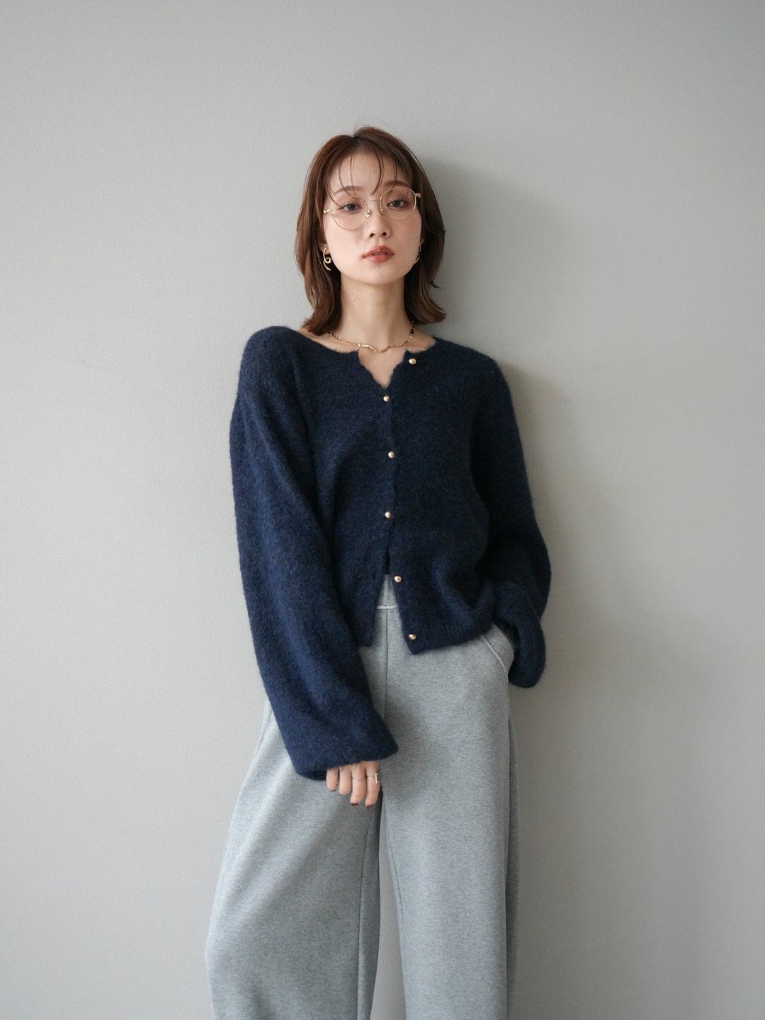 [SET]ゴールドボタンニットカーディガン+アウトシームカットオフスエットパンツ(2set)