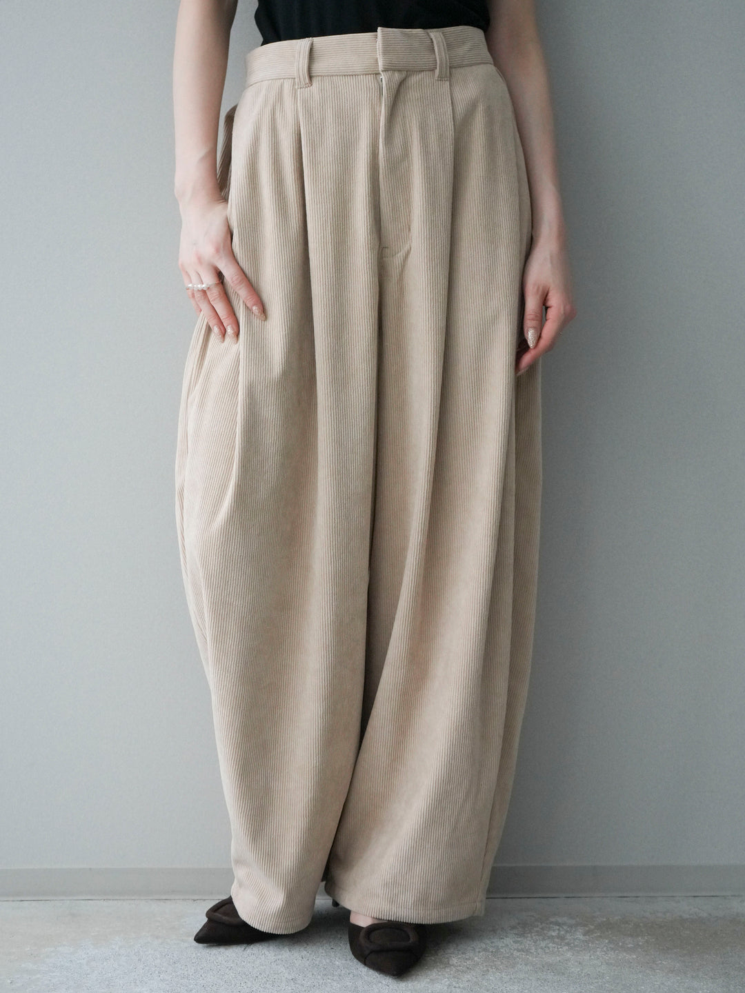 [予約]コーデュロイサイドタックコクーンパンツ/beige