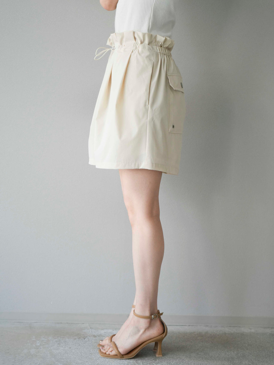 [預購] ICE TOUCH 荷葉邊褶皺短褲/米白色