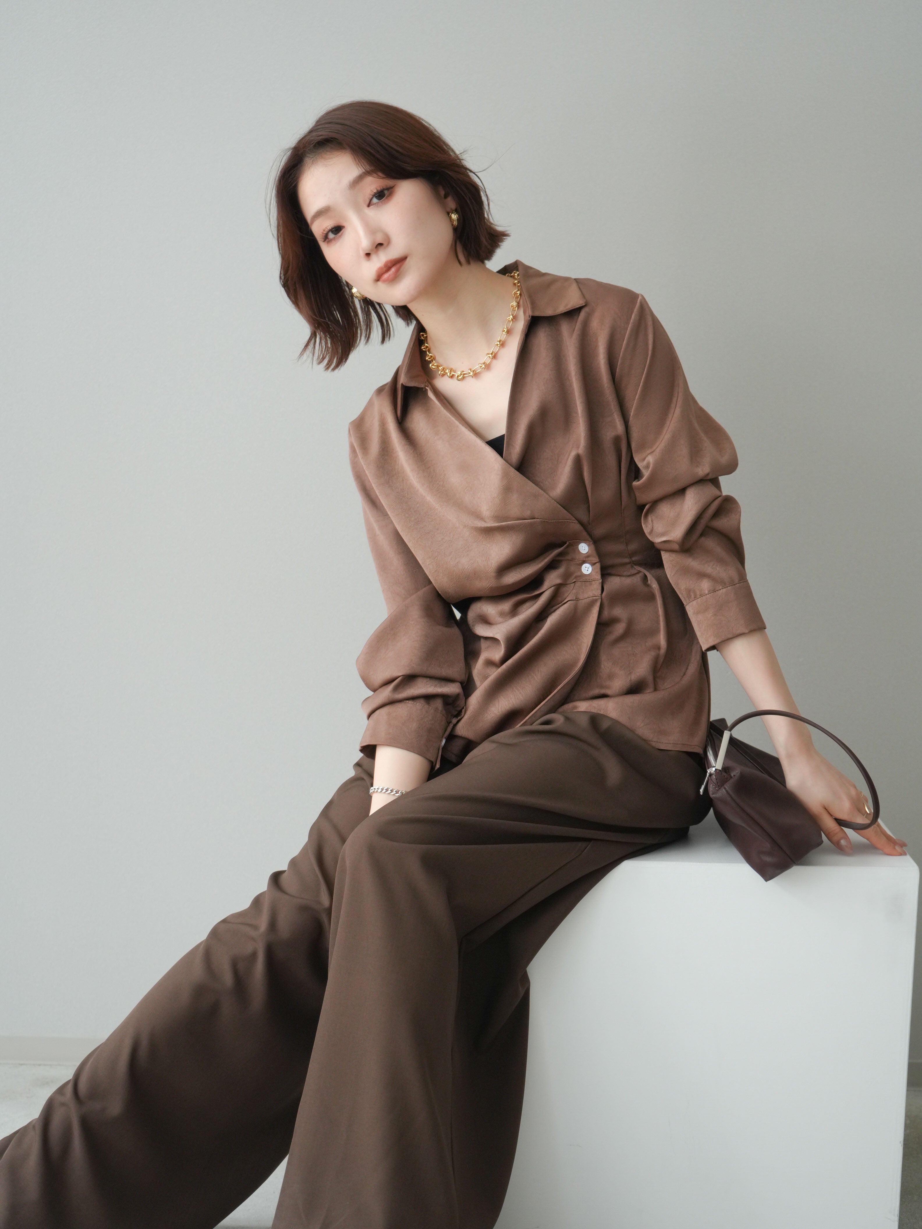 ☆未使用Seventen 2024AW ソフトモッサーギャザーブラウス/ブラウン 予約]サイドギャザーアシンメトリーデザインサテンブラウス/brown – Lumier