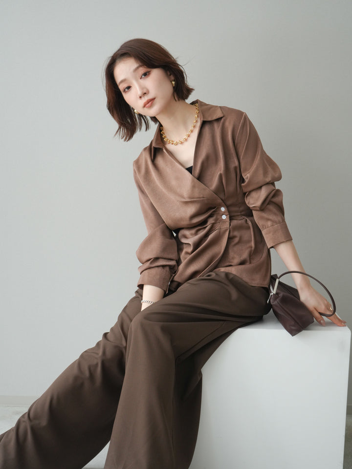 [予約]サイドギャザーアシンメトリーデザインサテンブラウス/brown