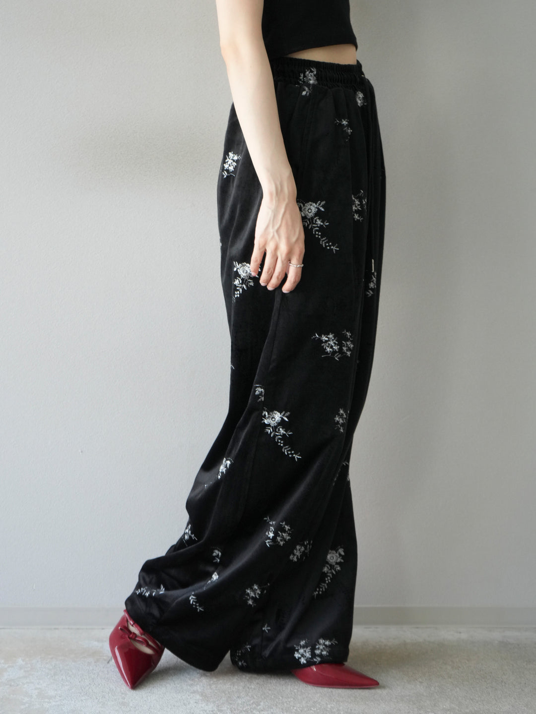 [予約]ベロアフラワーエンブロイダリーイージーパンツ/ブラック
