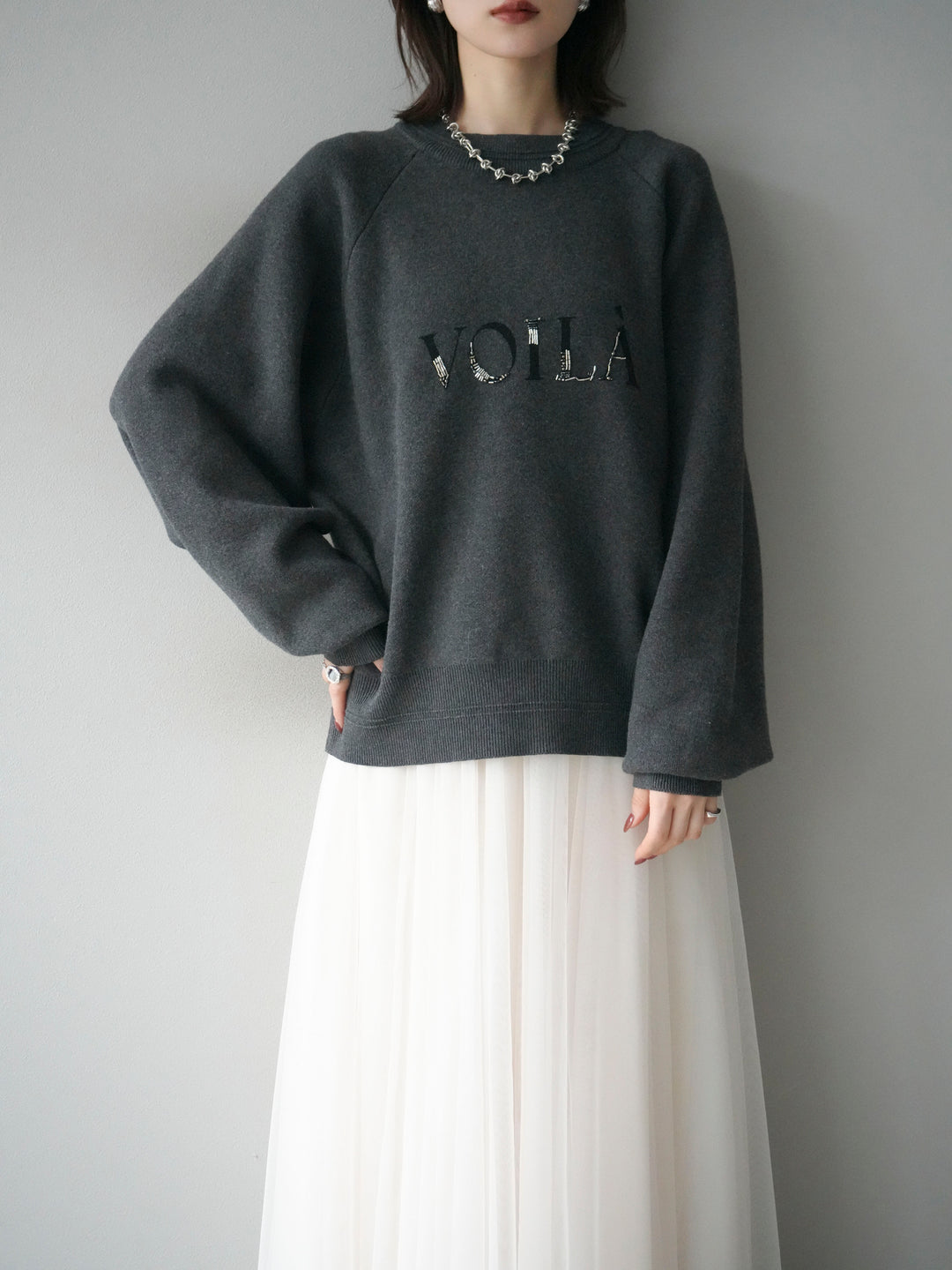 [予約]スウェットライクビーズロゴ刺繍ニットプルオーバー/charcoal