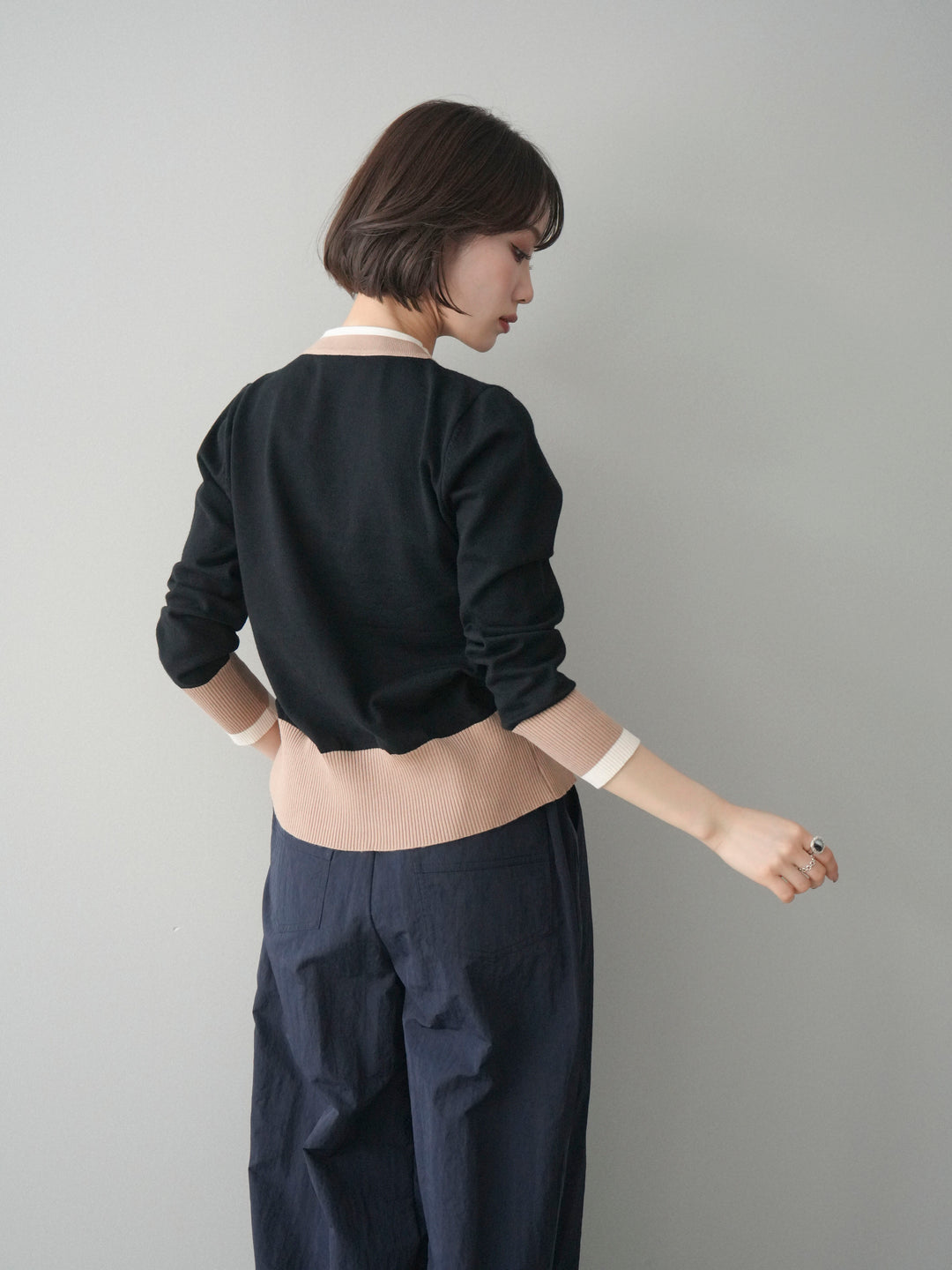 [予約]デザインボタン配色Vネックニットカーディガン/black