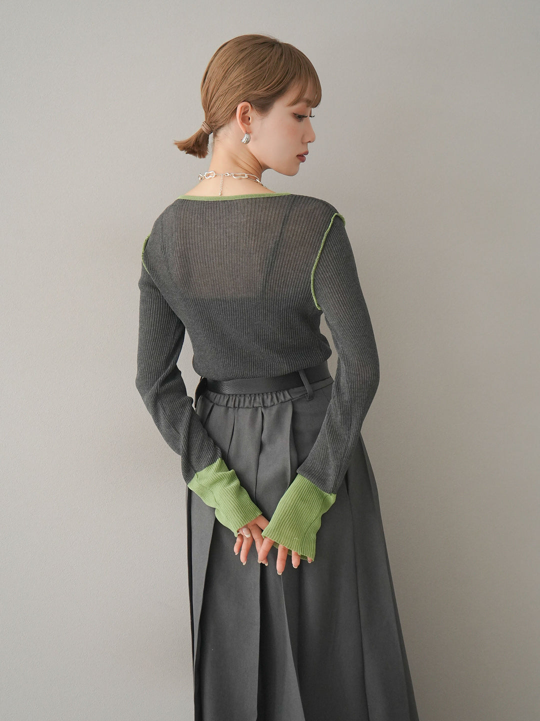 【預購】色彩協調的透明亞麻針織上衣/炭綠色