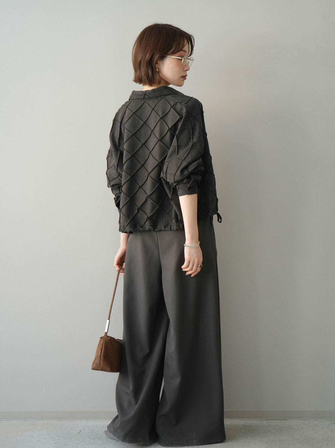 [SET]パイピングクロスデザインブラウス+編み込みベルト付タックワイドパンツ(2set)