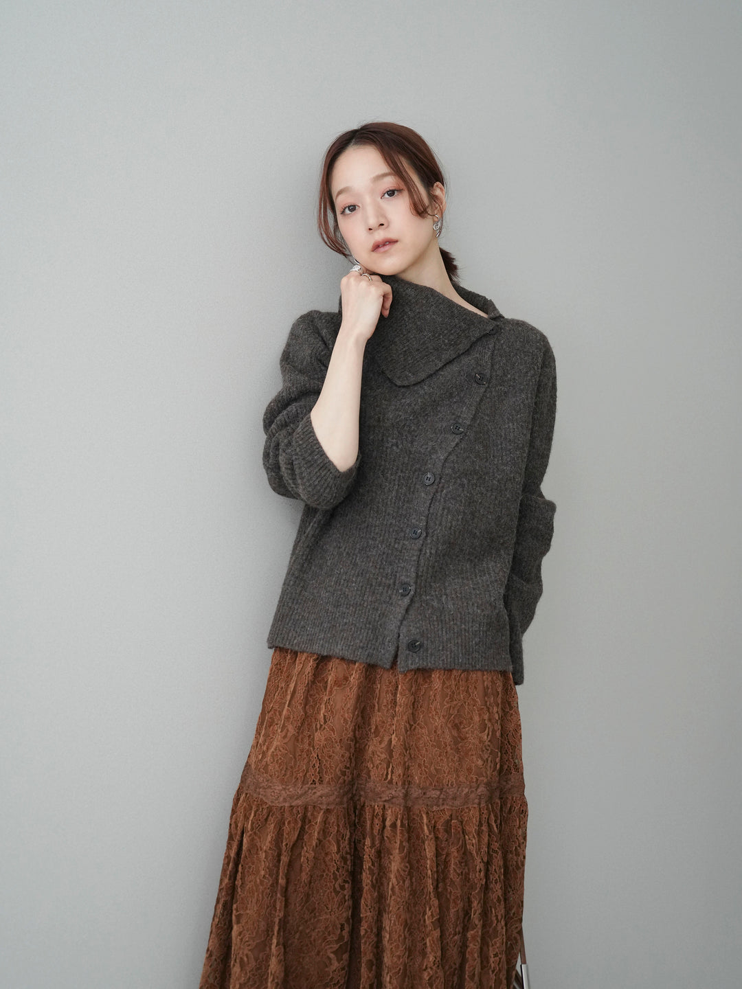 [SET]ハイネックデザインボタンニットカーディガン+起毛レースティアードスカート(2set)