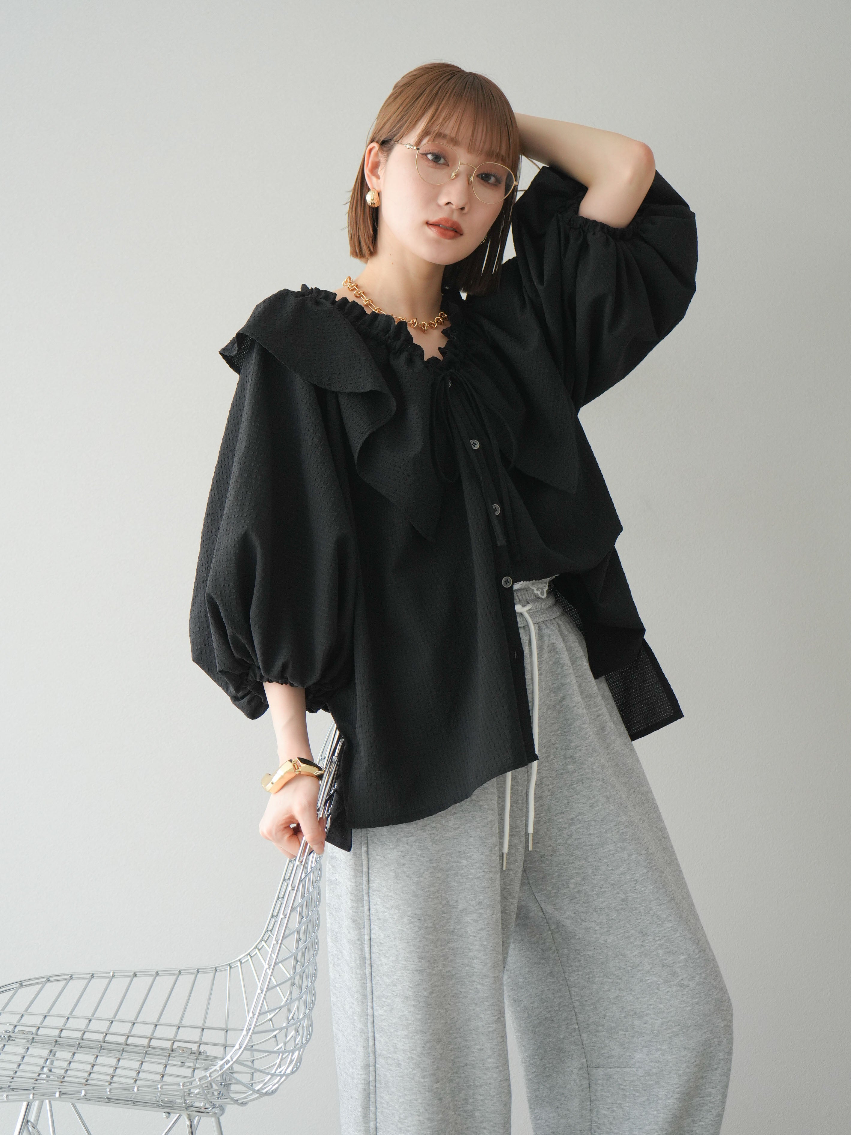 予約]ラッフルカラーブラウス/ブラック – Lumier