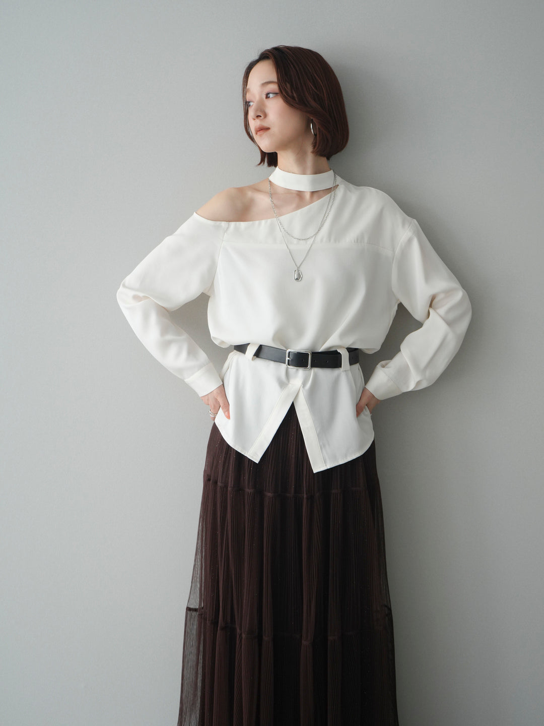 [SET]ベルト付ワンショルダースリットブラウス+ラメプリーツレイヤードチュールロングスカート(2set)