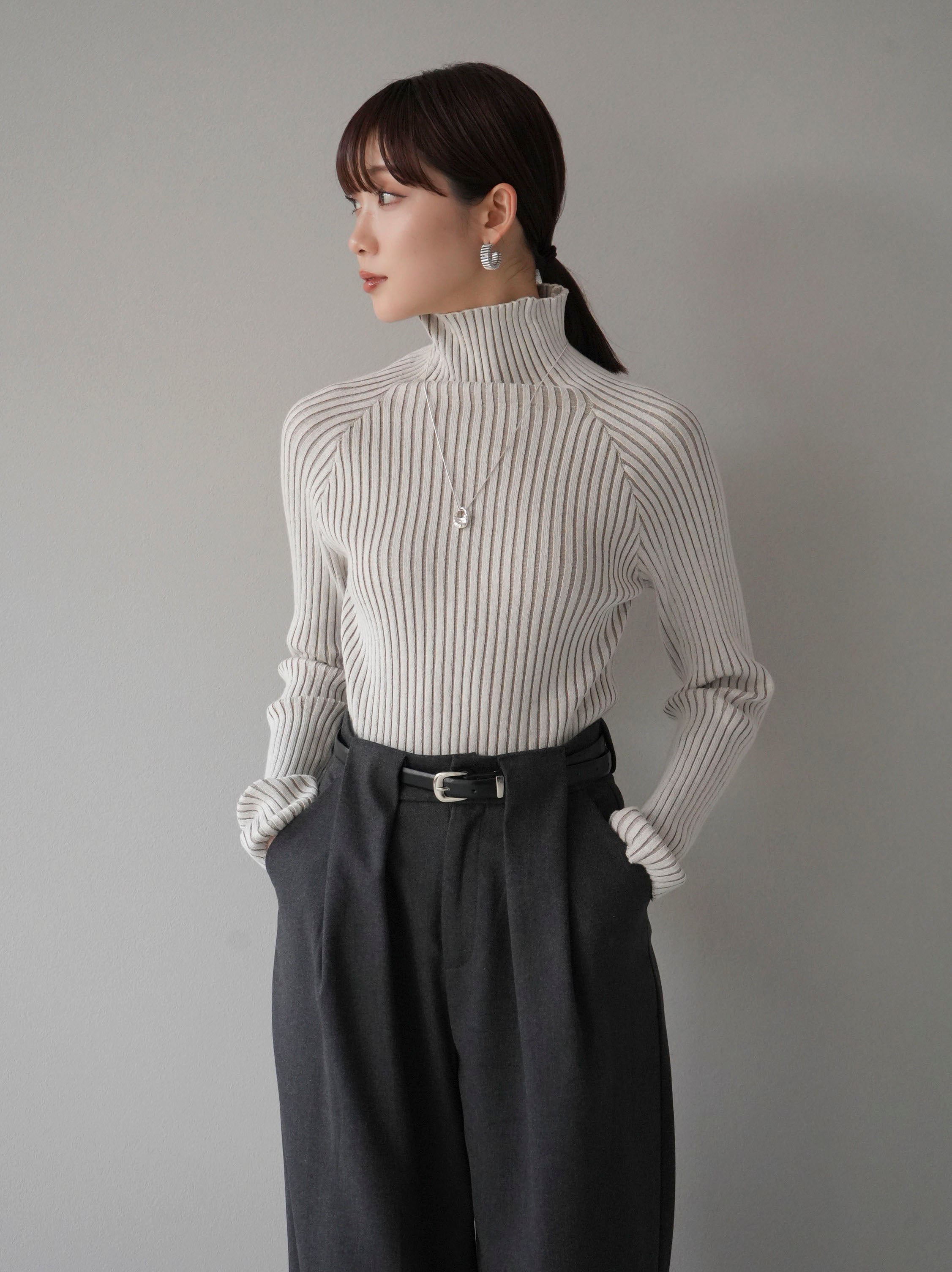 予約]バイカラーリブハイネックニットトップス/エクリュ – Lumier