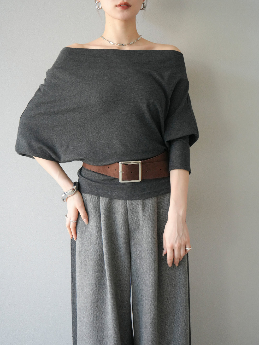 [予約]ベルト付オフショルカットソー/チャコール