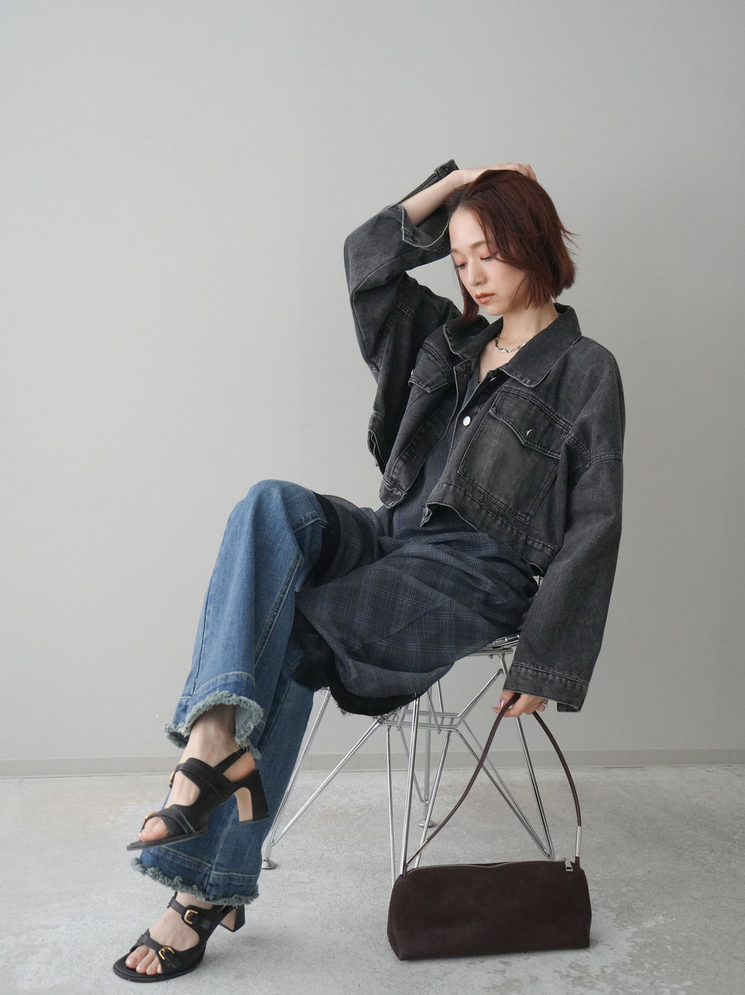 【套裝】牛仔短版襯衫外套+不對稱格紋蕾絲吊帶背心+流蘇半喇叭牛仔褲（三件套）