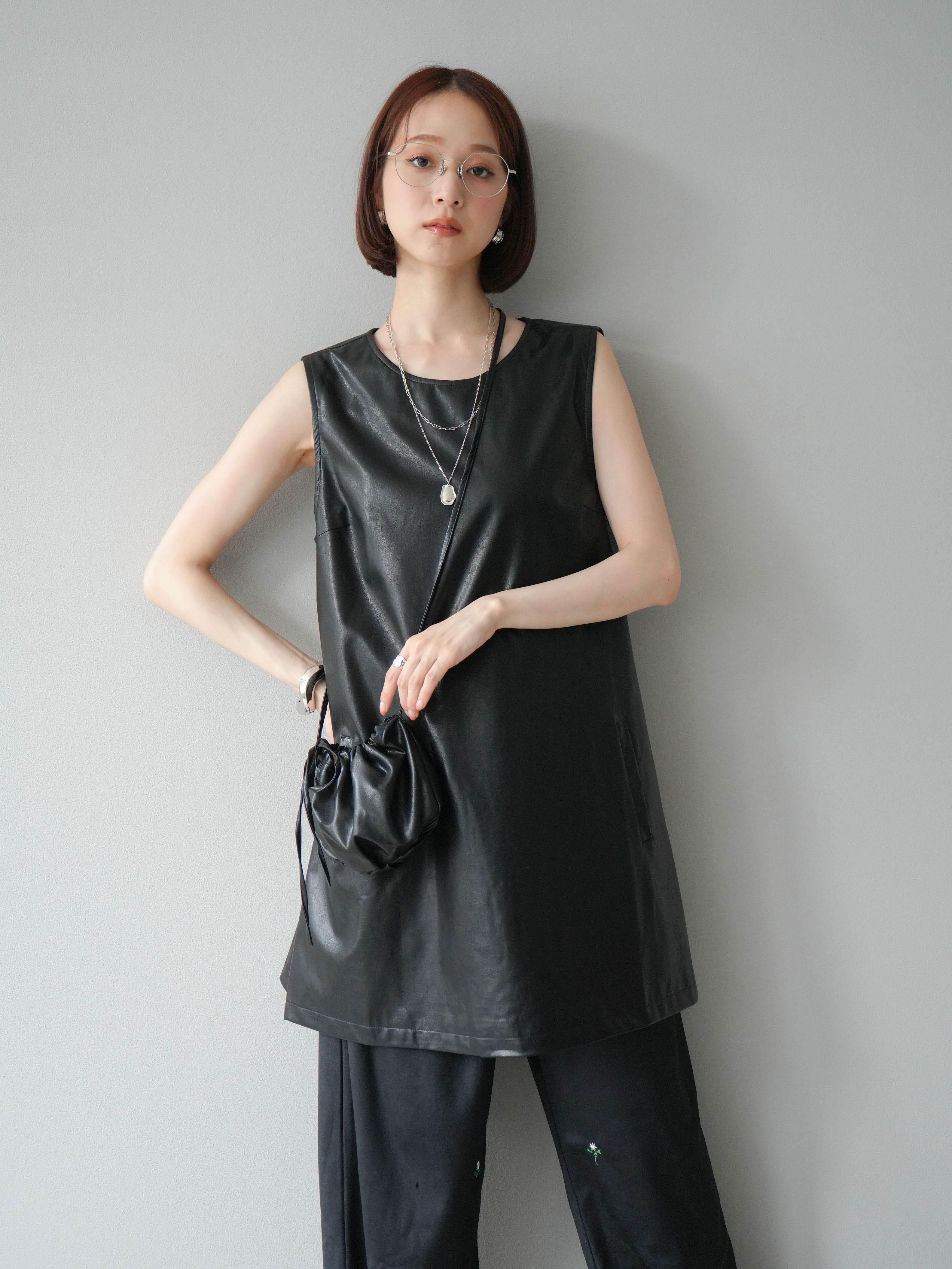 予約]ショルダーポーチ付レザーミニワンピース/ブラック – Lumier