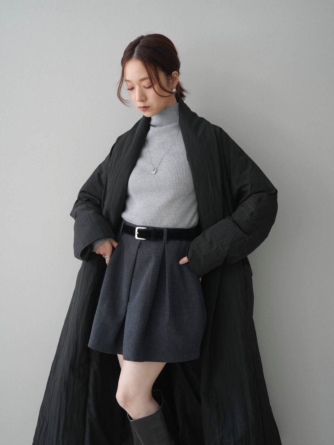 [SET]ロングダウンコート+袖ボタンボトルネックリブニットトップス+ベルト付きタックミニスカート(3set)