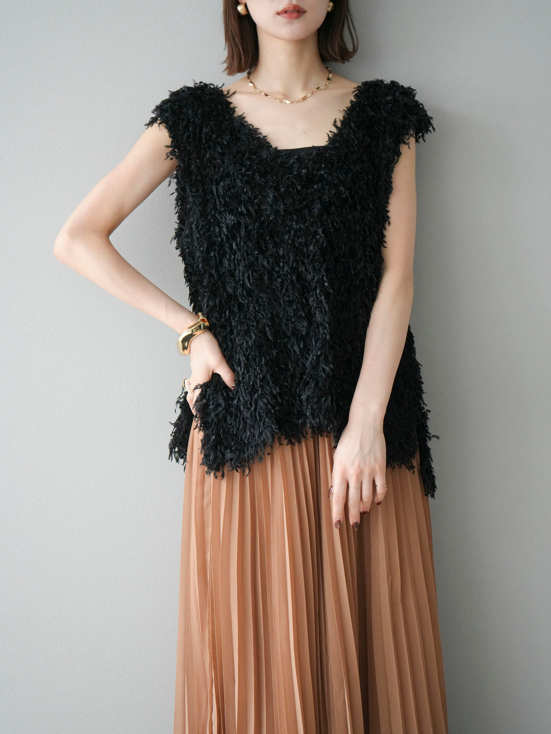 [予約]フェザーVネックベスト/ブラック