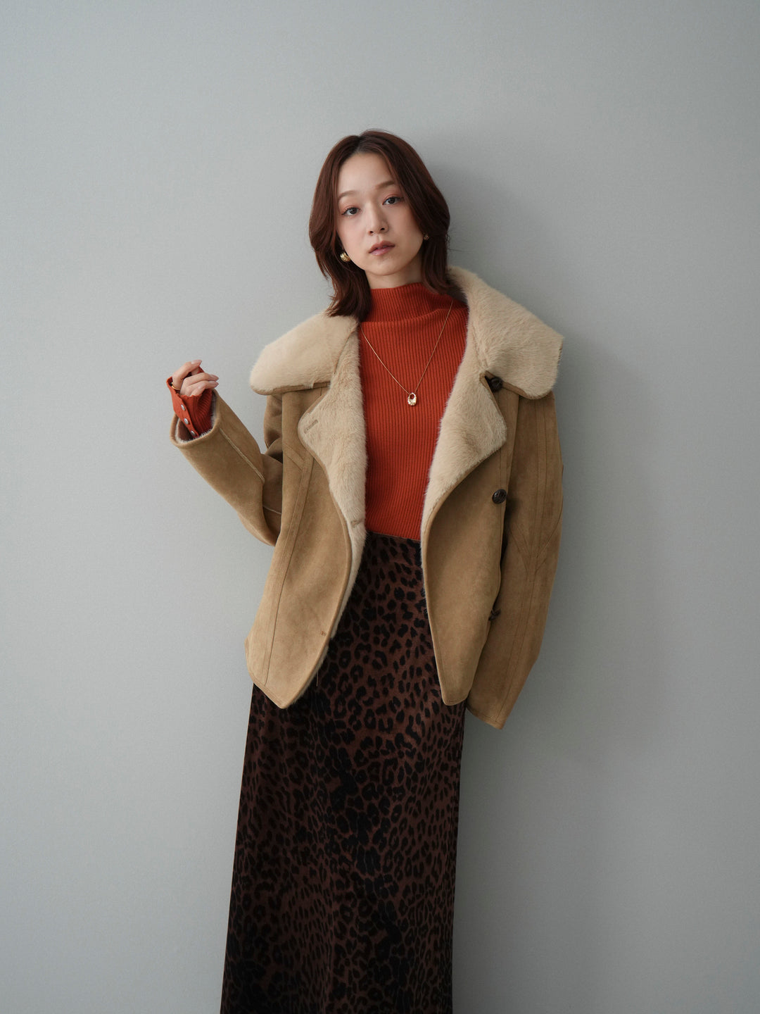 [SET]ムートンショートジャケット+袖ボタンボトルネックリブニットトップス+レオパードベロアナロースカート(3set)