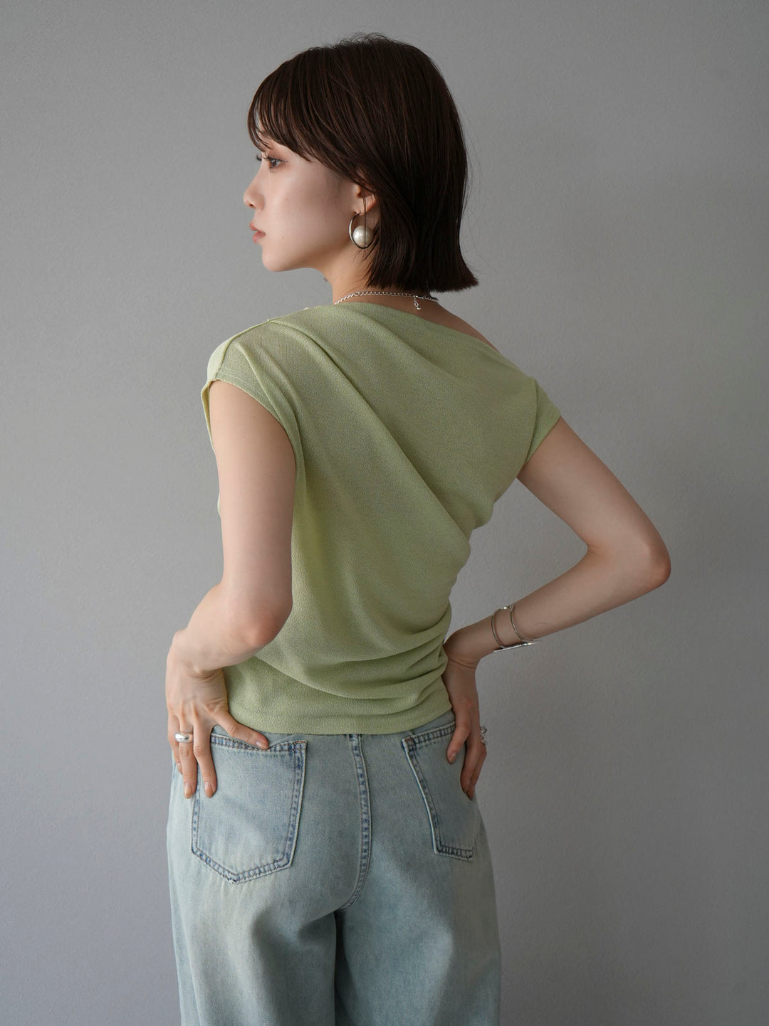 [Pre-order] Asymmetrical tuck sleeveless knit/green