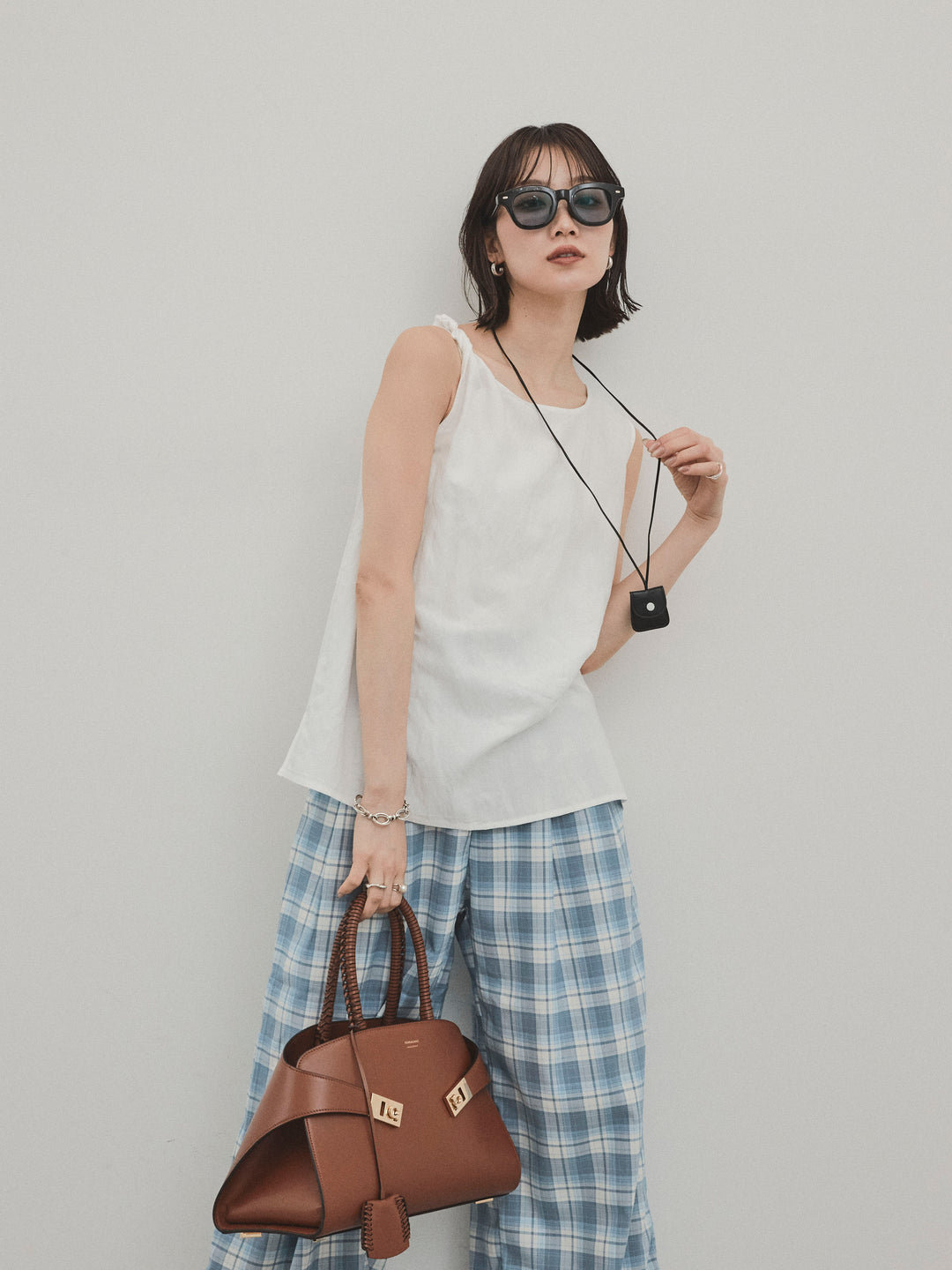 [予約]レザーネックレス付ツイストノースリブラウス/アイボリー