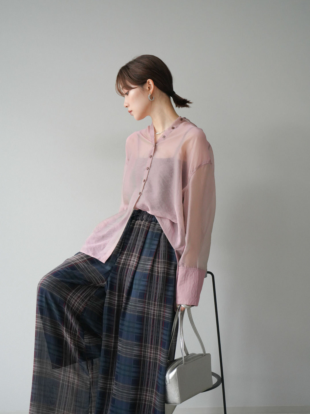 [SET] 亮面透視立領襯衫 + 透視格紋寬鬆褲 (2 件套)
