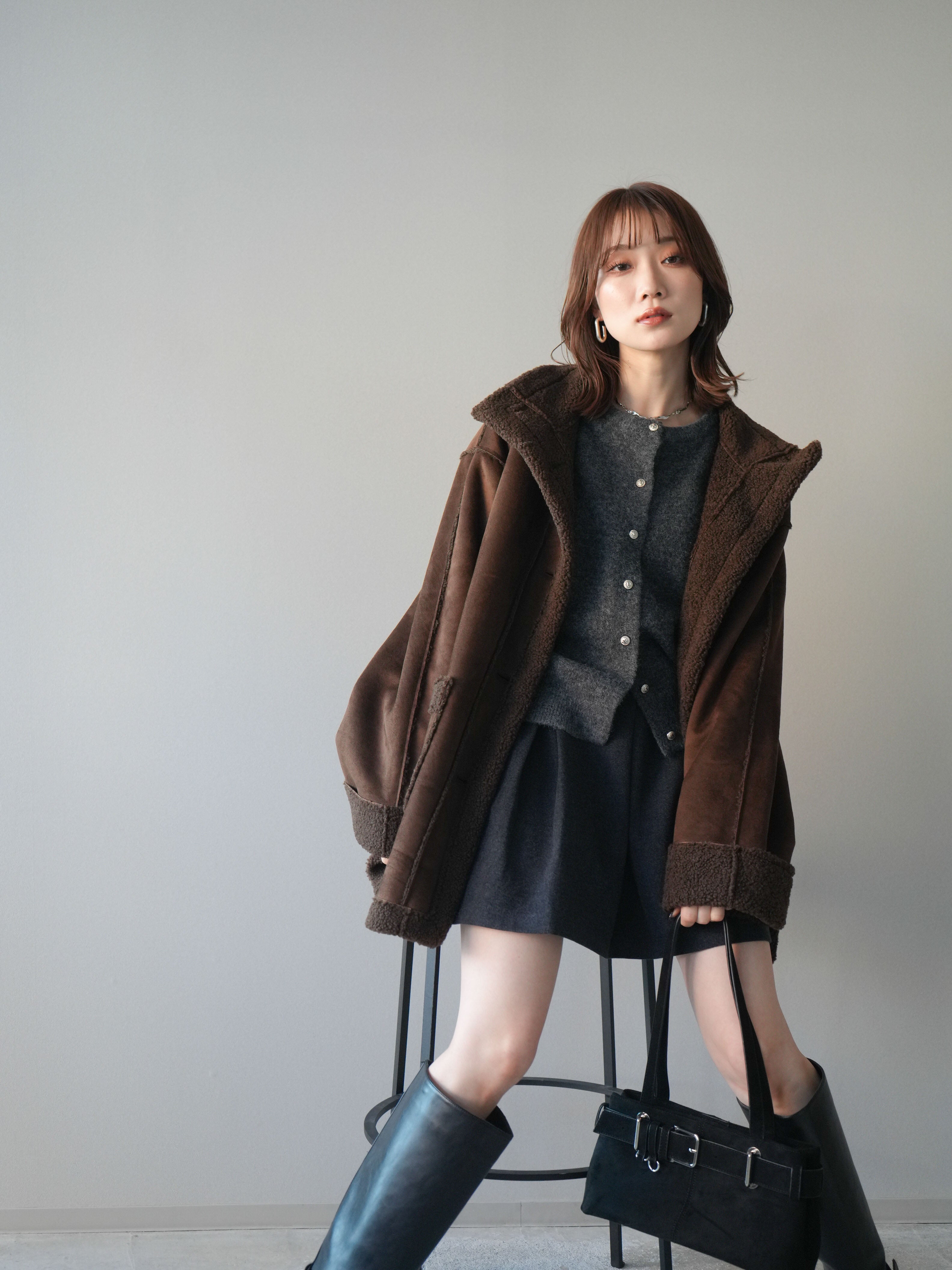 予約]スタンドネックフェイクムートンミディアムコート/brown – Lumier