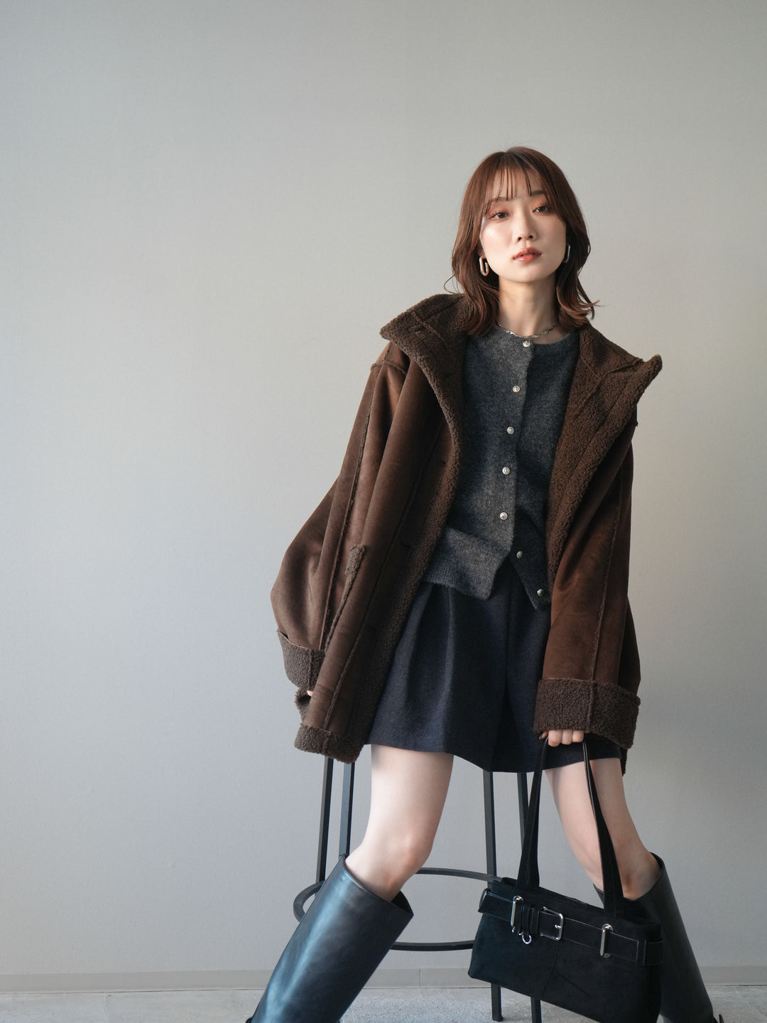 [予約]スタンドネックフェイクムートンミディアムコート/brown