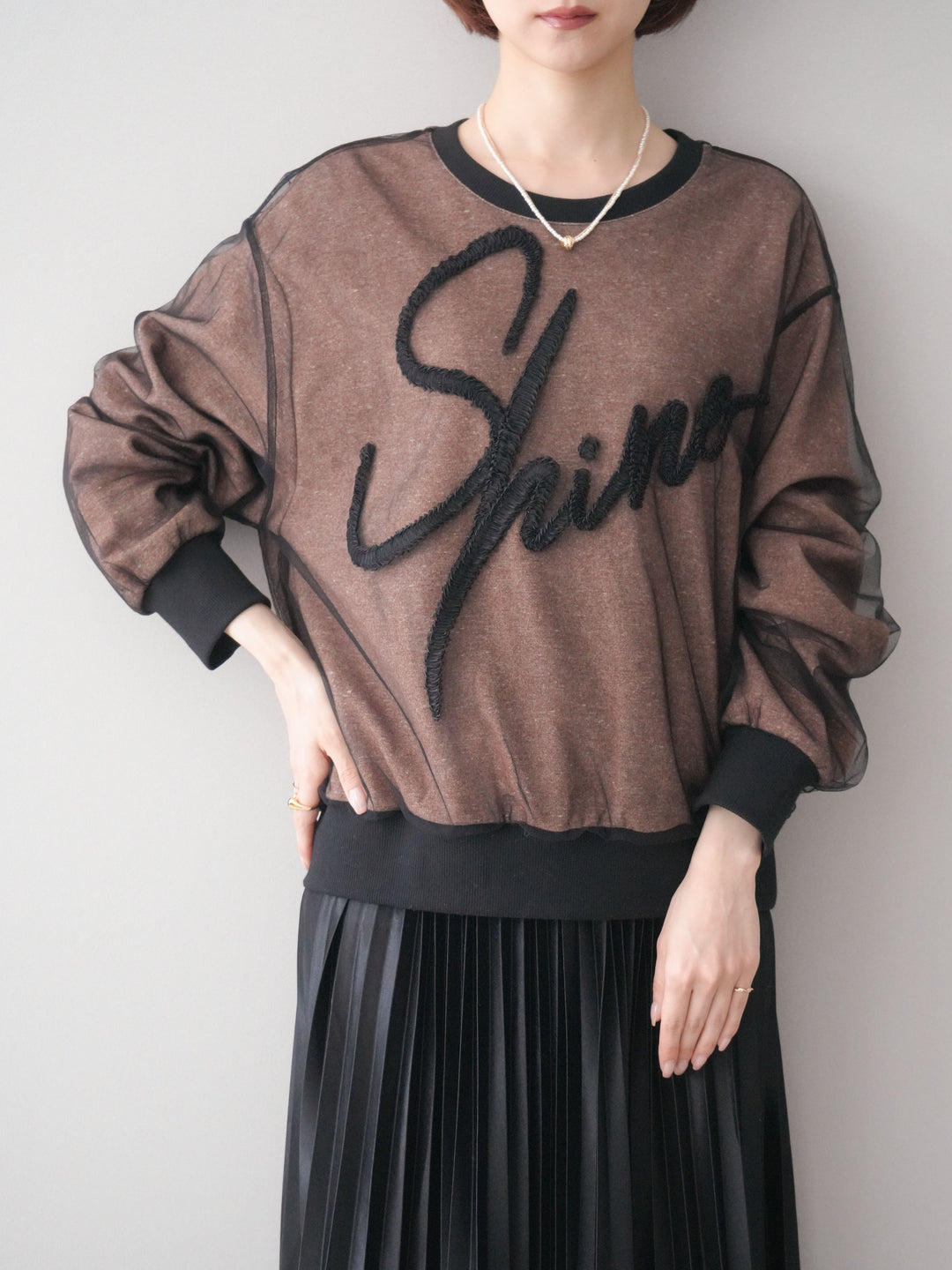 [SET]チュールレイヤードロゴスエットプルオーバー+サテンプリーツマキシスカート(2set)