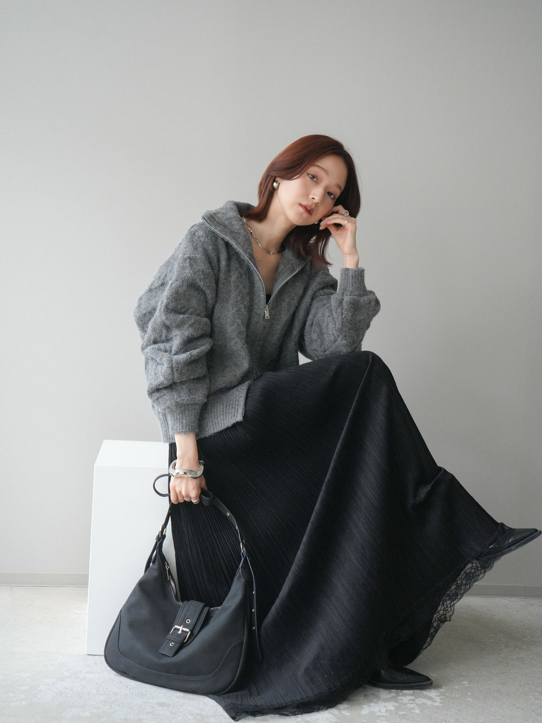 [SET]ケーブル編みハイネックZIPニットカーディガン+裾レーススウェードプリーツマキシスカート(2set)