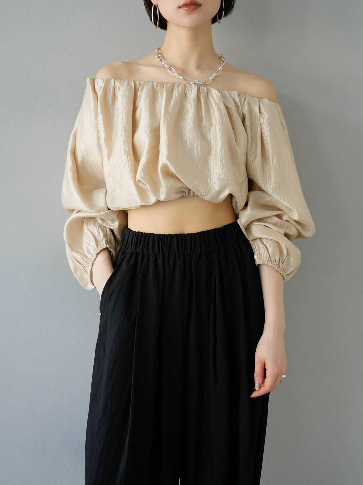 予約]シャイニーオフショルブラウス/ベージュ – Lumier