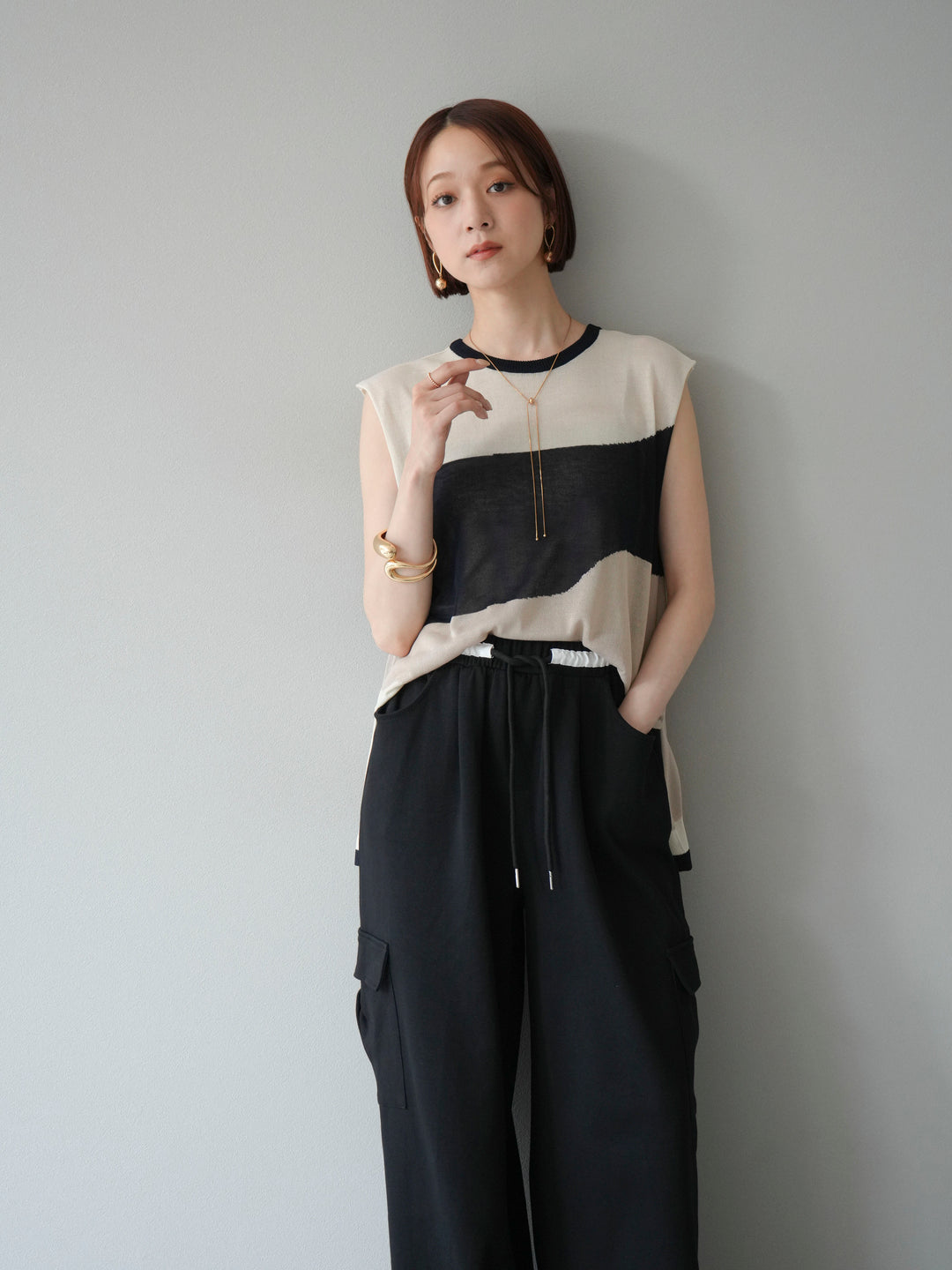 [SET]バイカラーシアーニットノースリーブ+ウエストラインサイドポケットスウェットパンツ(2set)