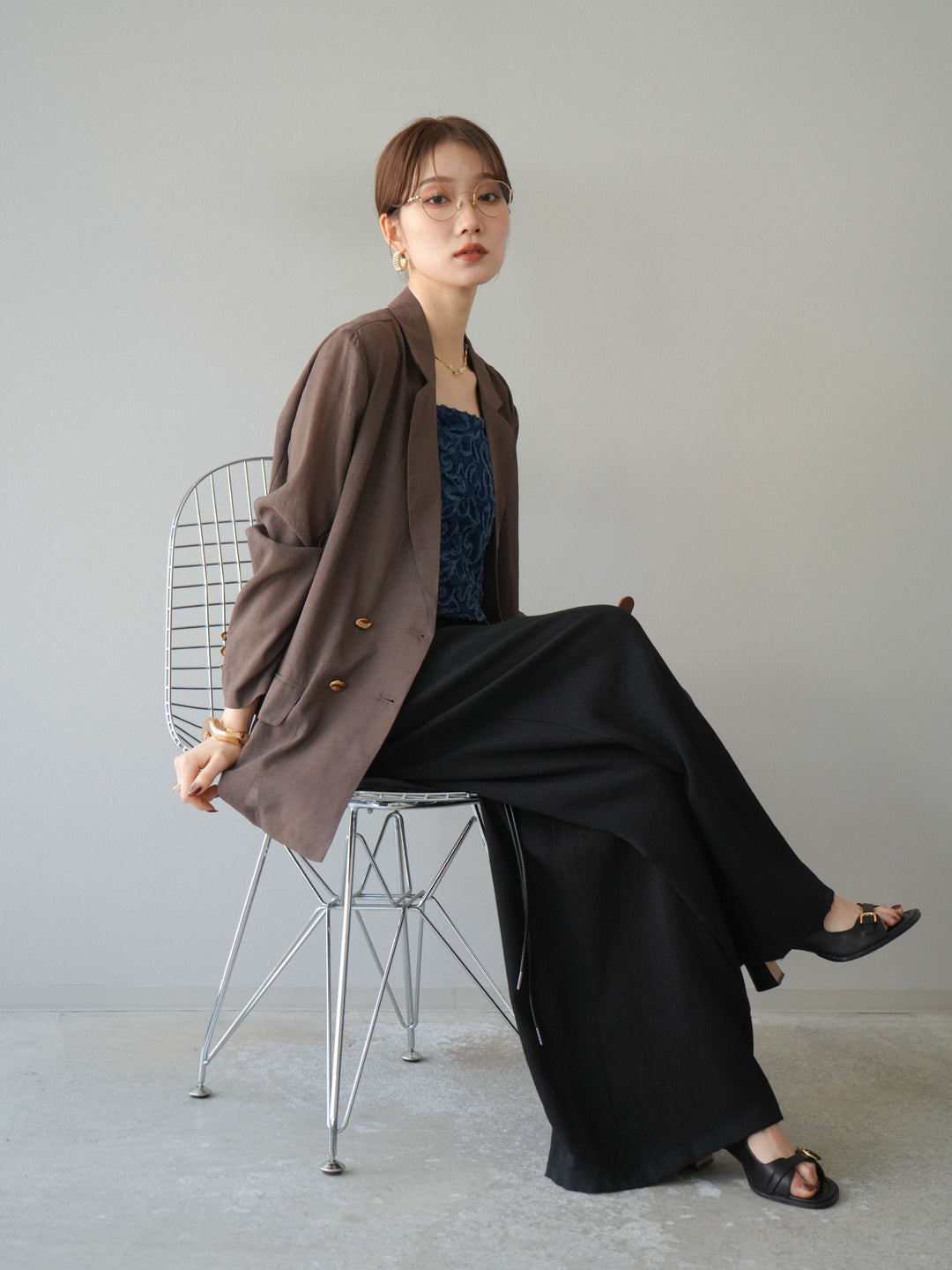 [SET] 金色扣環透視外套 + 滾邊花朵透視天鵝絨吊帶背心 + 繩紋腰帶麻感寬褲 (3 件套)