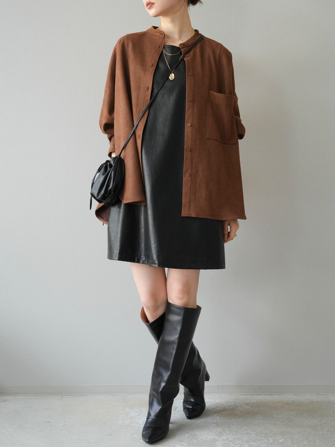 [SET] 麂皮立領外套襯衫 + 附單肩包皮革迷你連身裙（2 套）