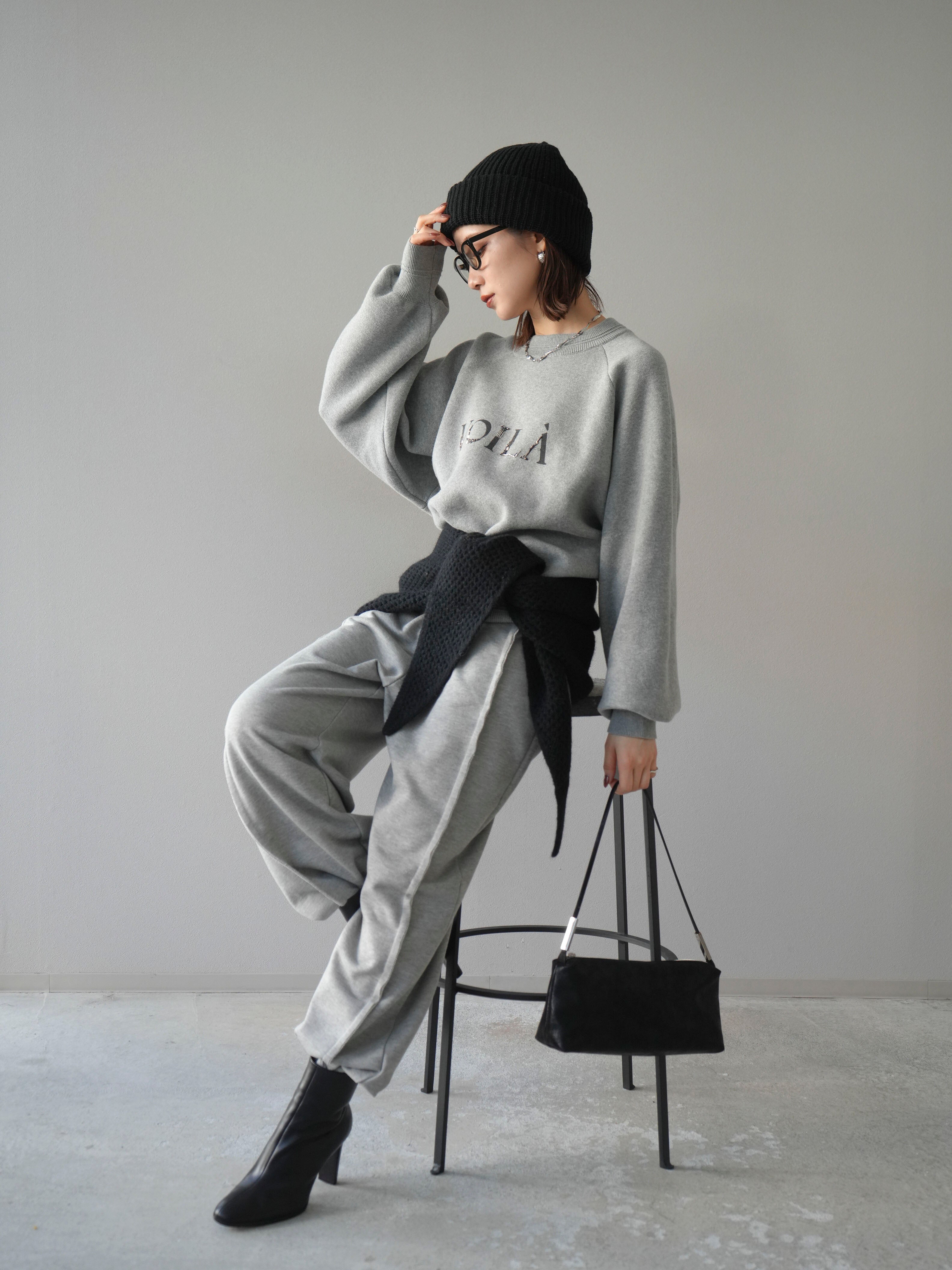 予約]スウェットライクビーズロゴ刺繍ニットプルオーバー/mokugray