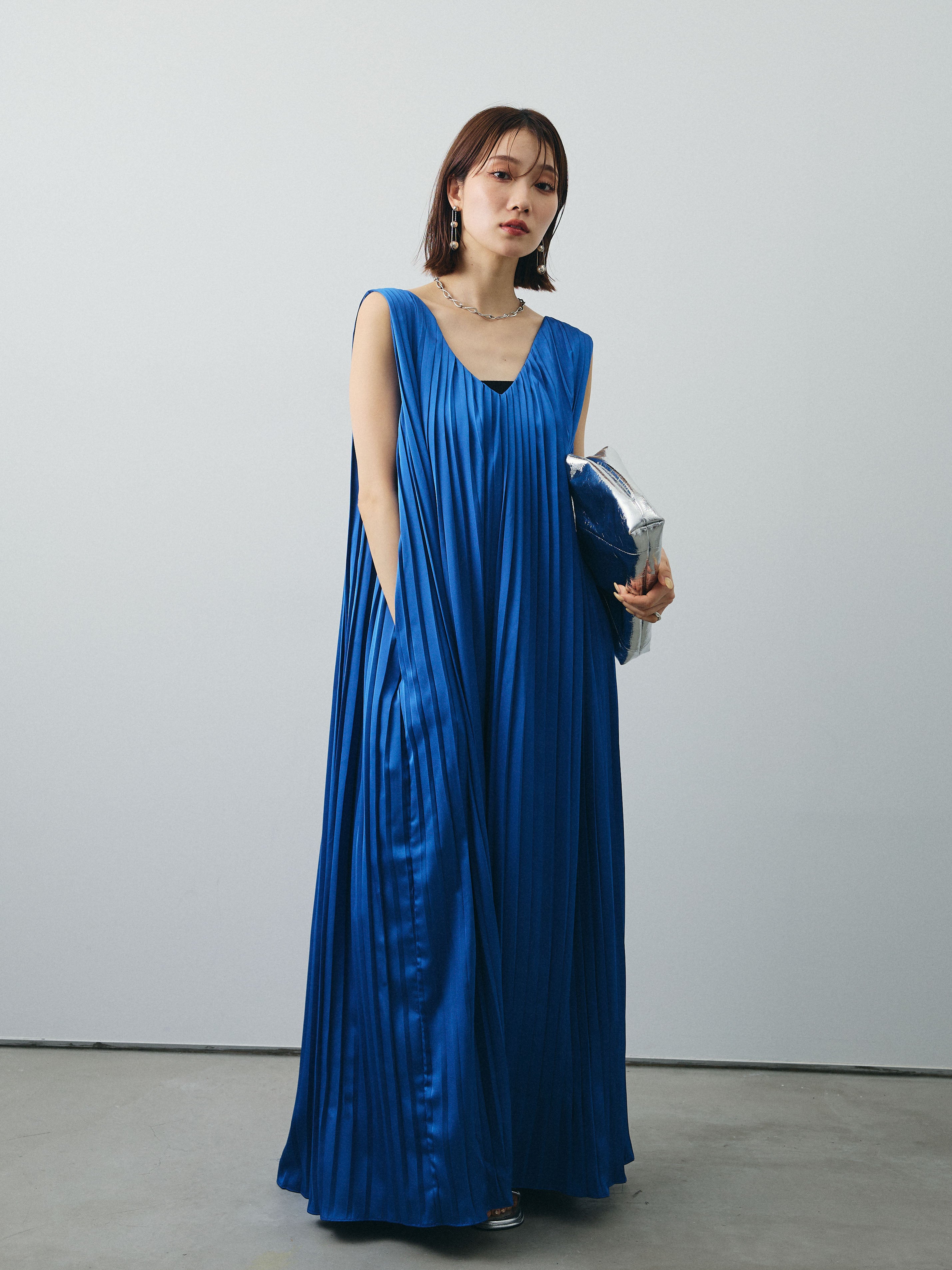 予約]サテンプリーツVネックワンピース/ブルー – Lumier