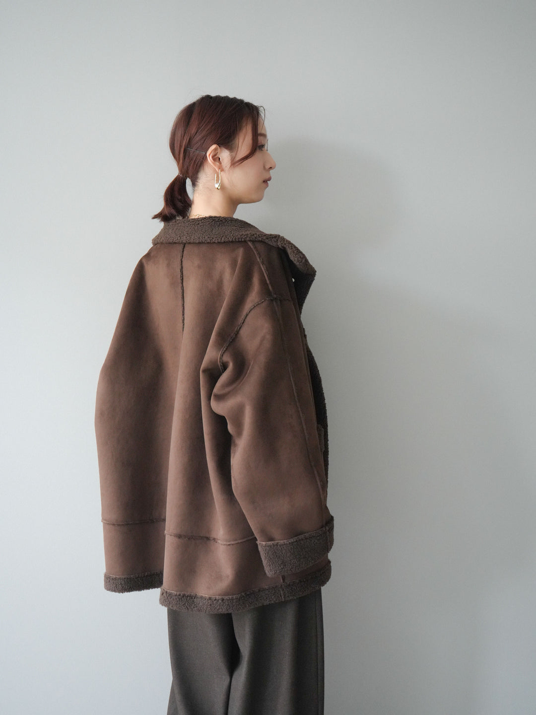 [SET]スタンドネックフェイクムートンミディアムコート+カップ付きバッククロスキャミソール+アニマル柄ベルト付きウールタッチワイドパンツ(3set)