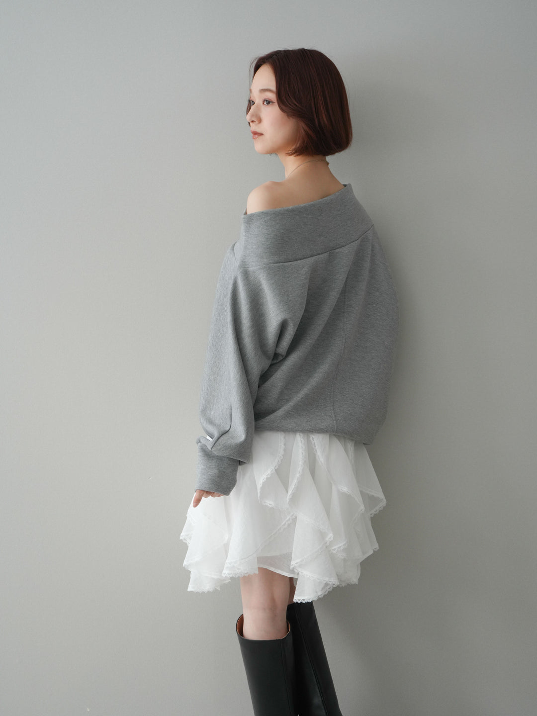 [SET]アシンメトリーオフショルポンチプルオーバー+ラッフルレースミニスカート(2set)