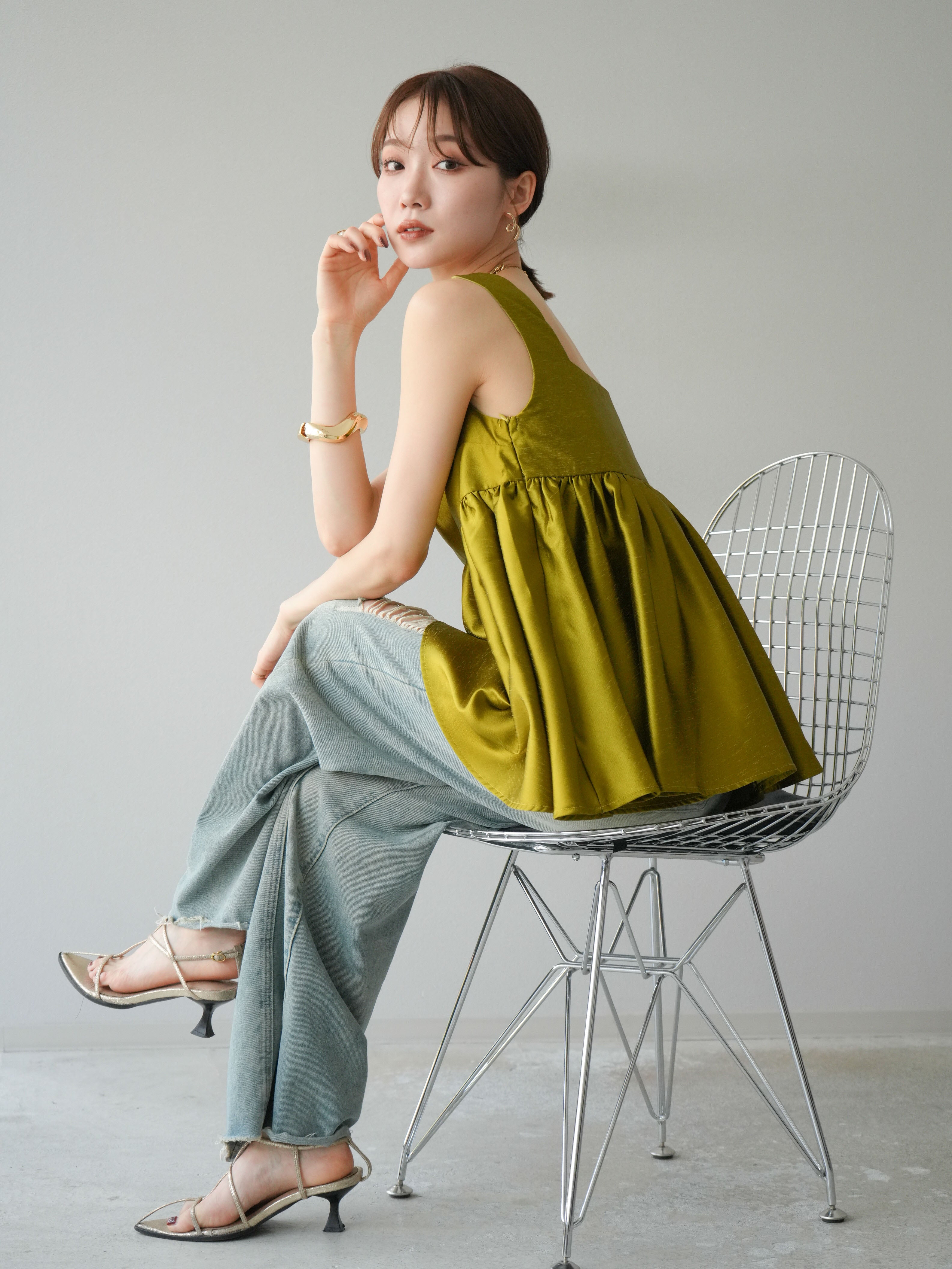 予約]サテンフレアノースリーブトップス/グリーン – Lumier