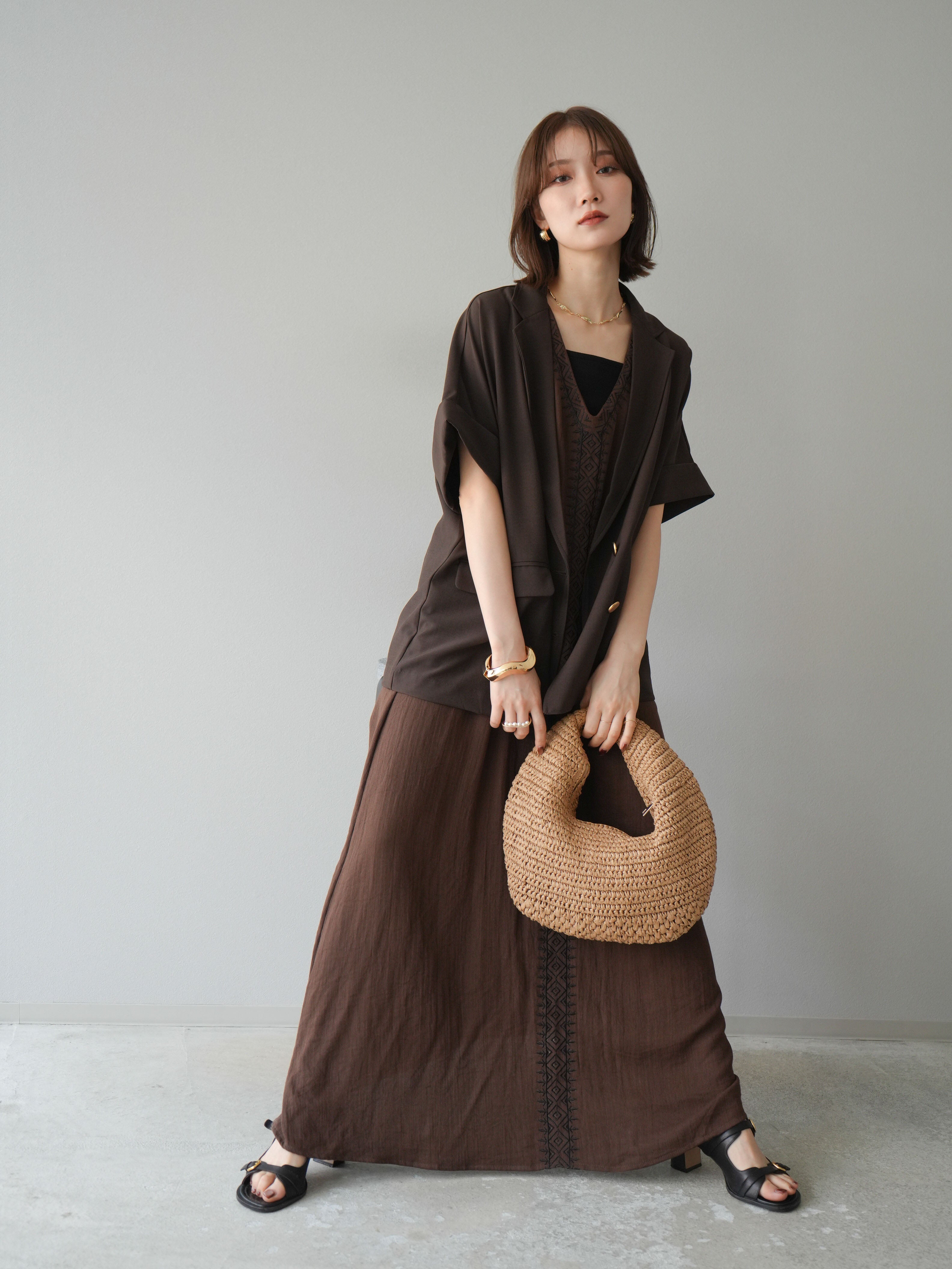 予約]刺繍Vネックワンピース/ブラウン – Lumier