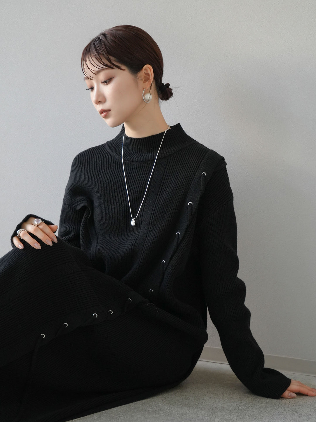 [SET] 不對稱繫帶高領針織連身裙 + 可選飾品套裝 (2套)