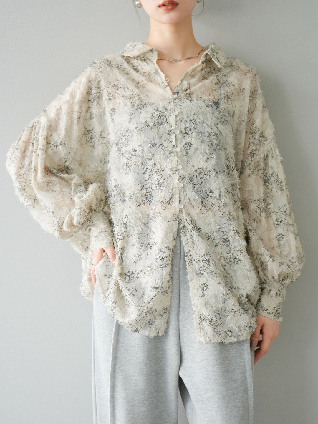 [予約]ニュアンスフリンジジャガードボリュームスリーブブラウス/ベージュ