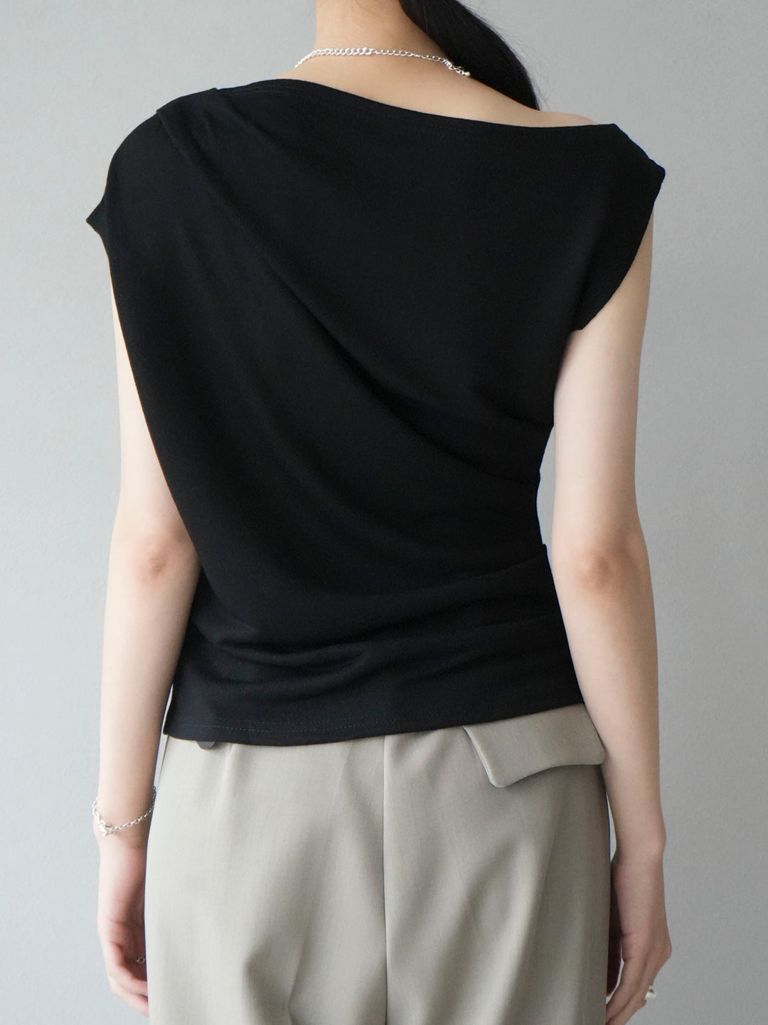 [Pre-order] Asymmetrical Tuck Sleeveless Knit/Black