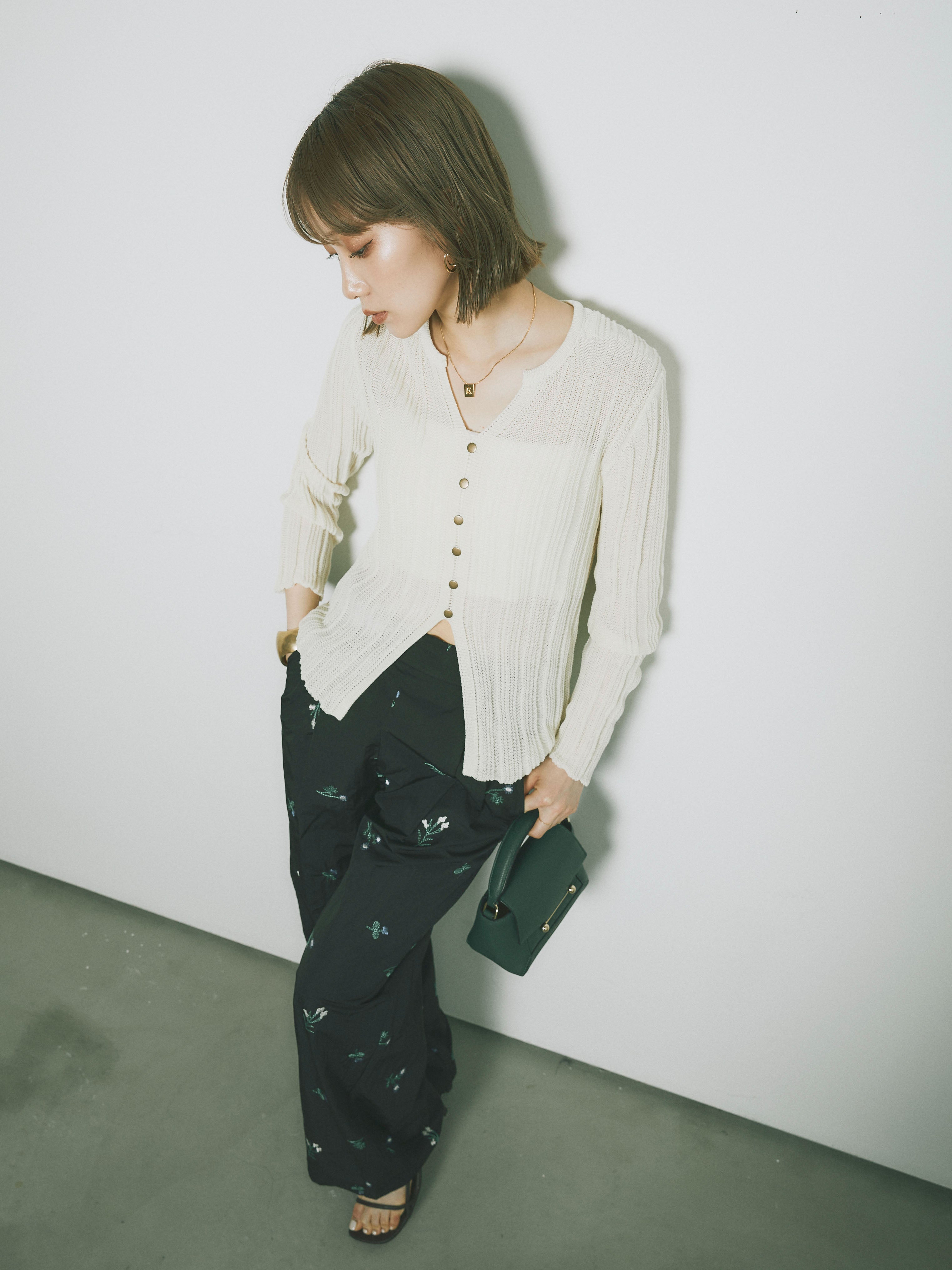 予約]フロントスリットフロントボタンニットトップス/アイボリー