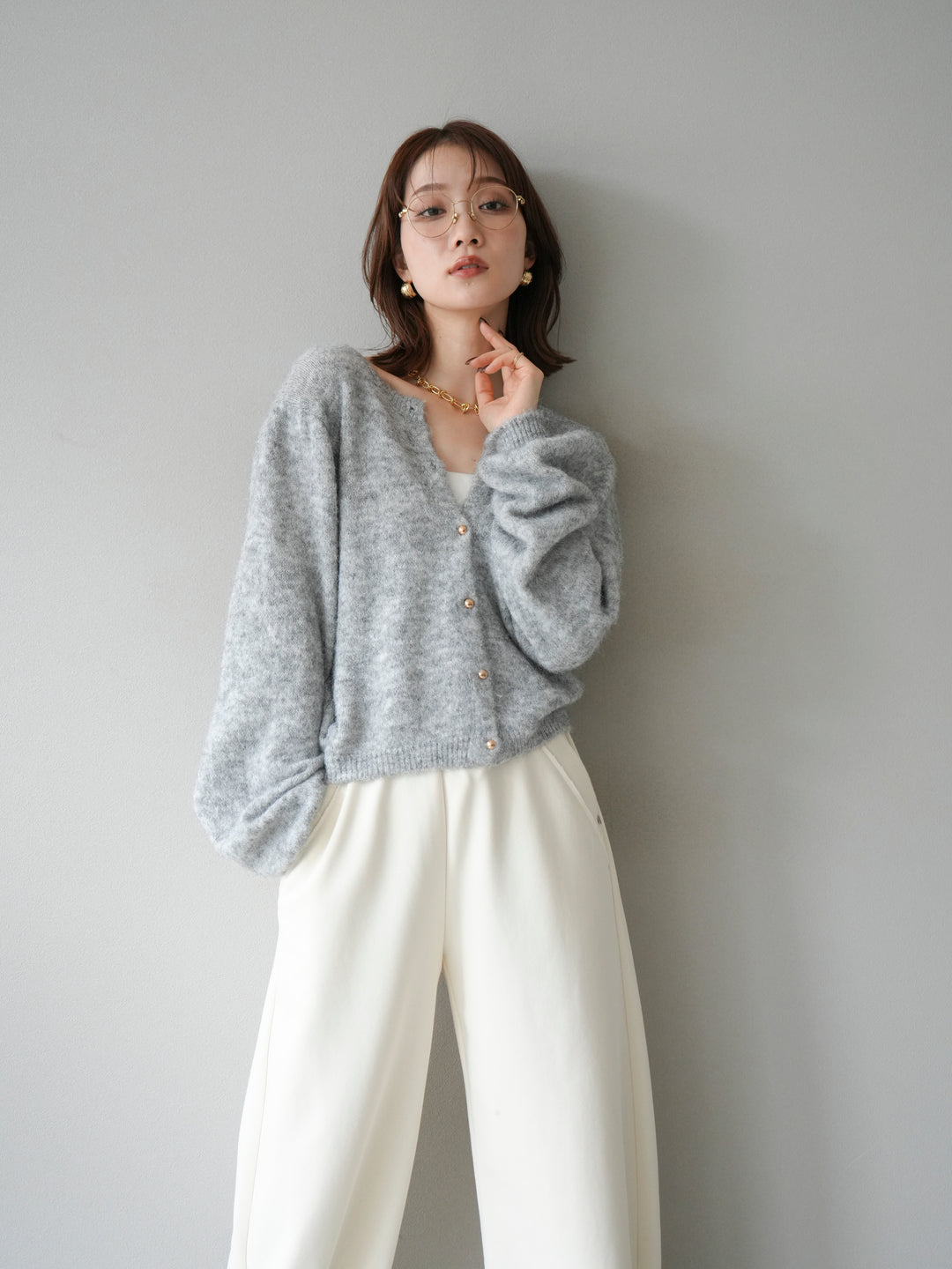 [SET]ゴールドボタンニットカーディガン+アウトシームカットオフスエットパンツ(2set)