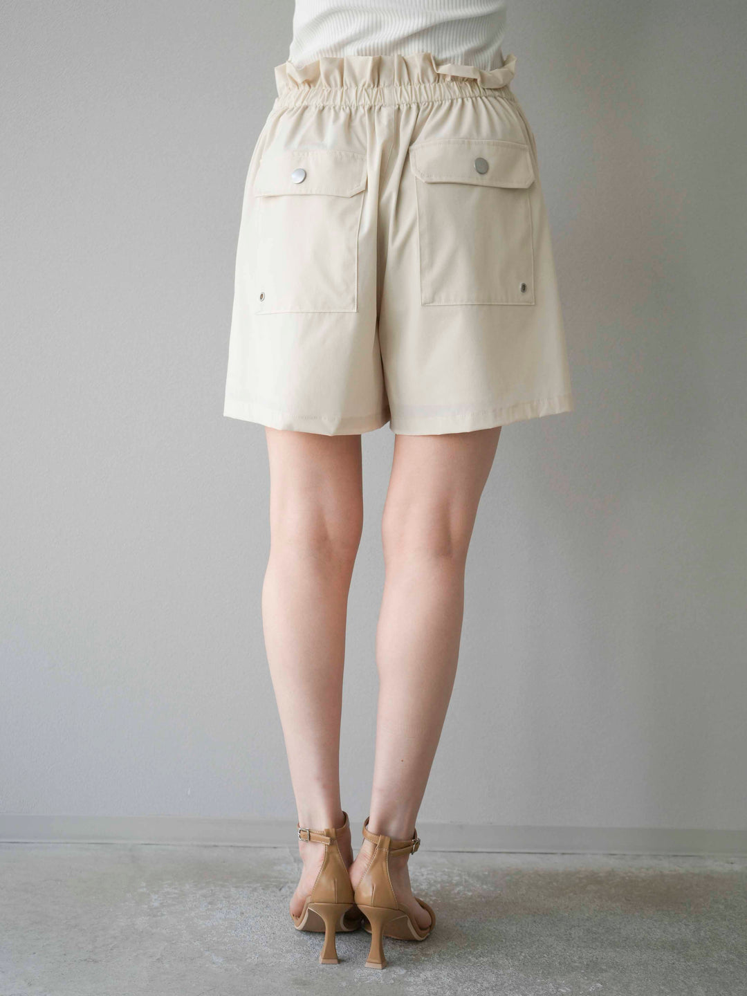 [預購] ICE TOUCH 荷葉邊褶皺短褲/米白色